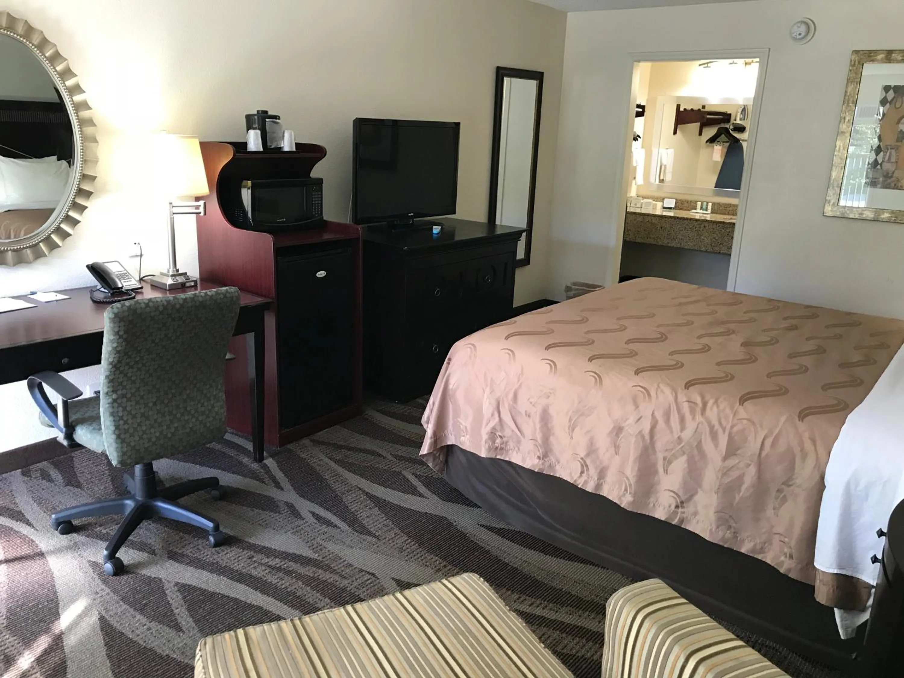 TV and multimedia in Quality Inn Windsor Mill - Baltimore