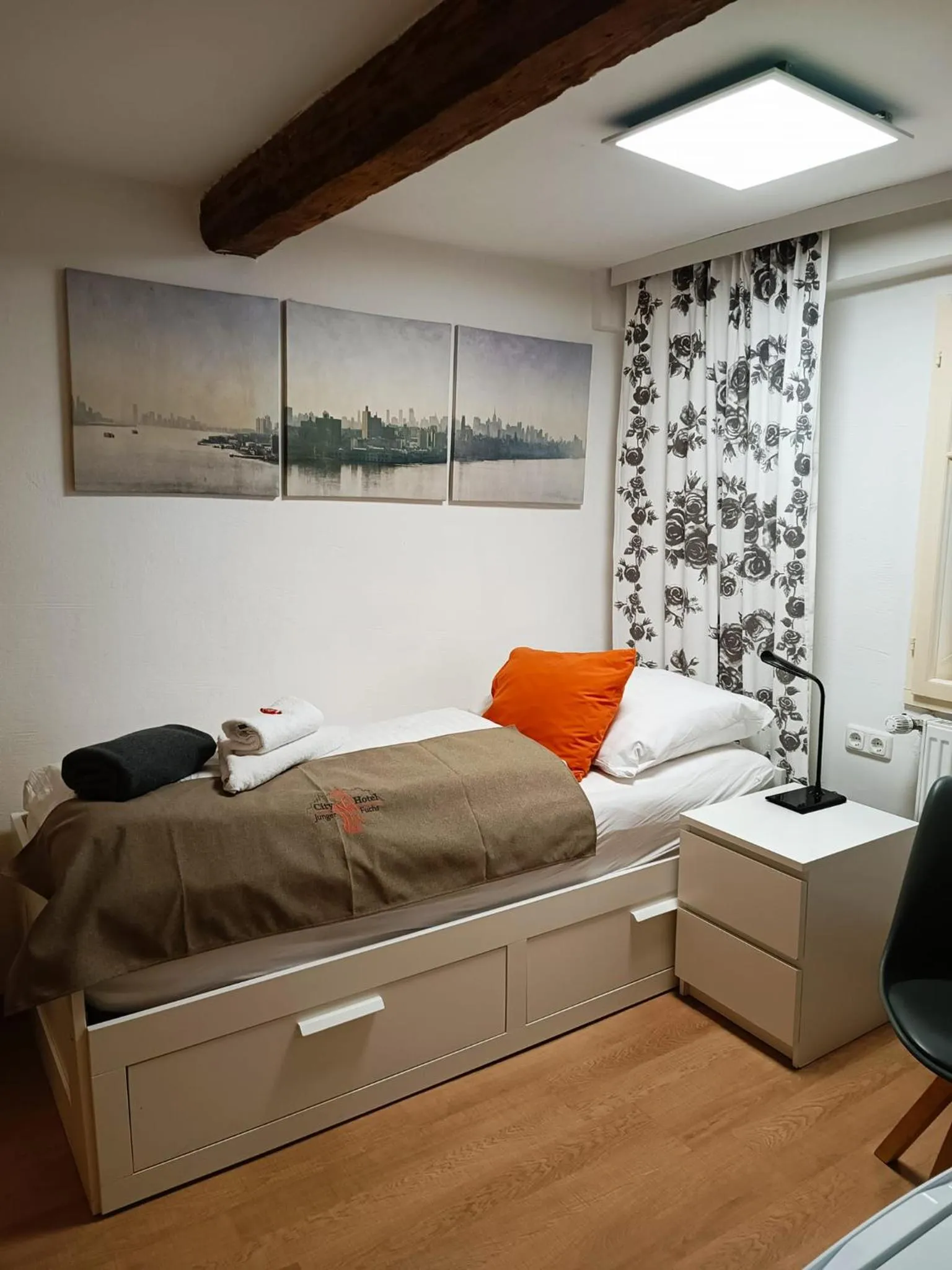 Property building, Bed in Cityhotel Junger Fuchs