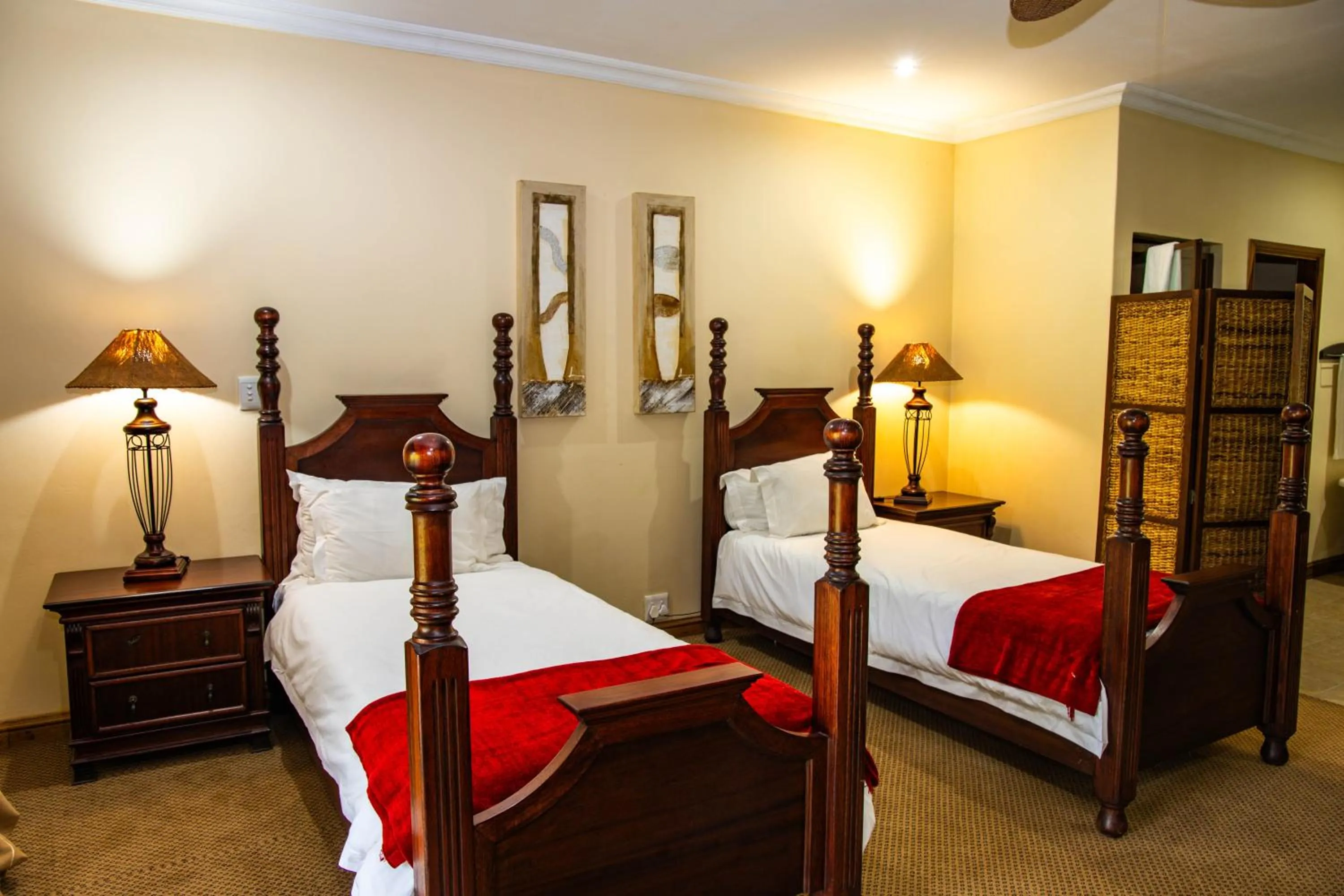 Bed in Premier Resort Mpongo Private Game Reserve