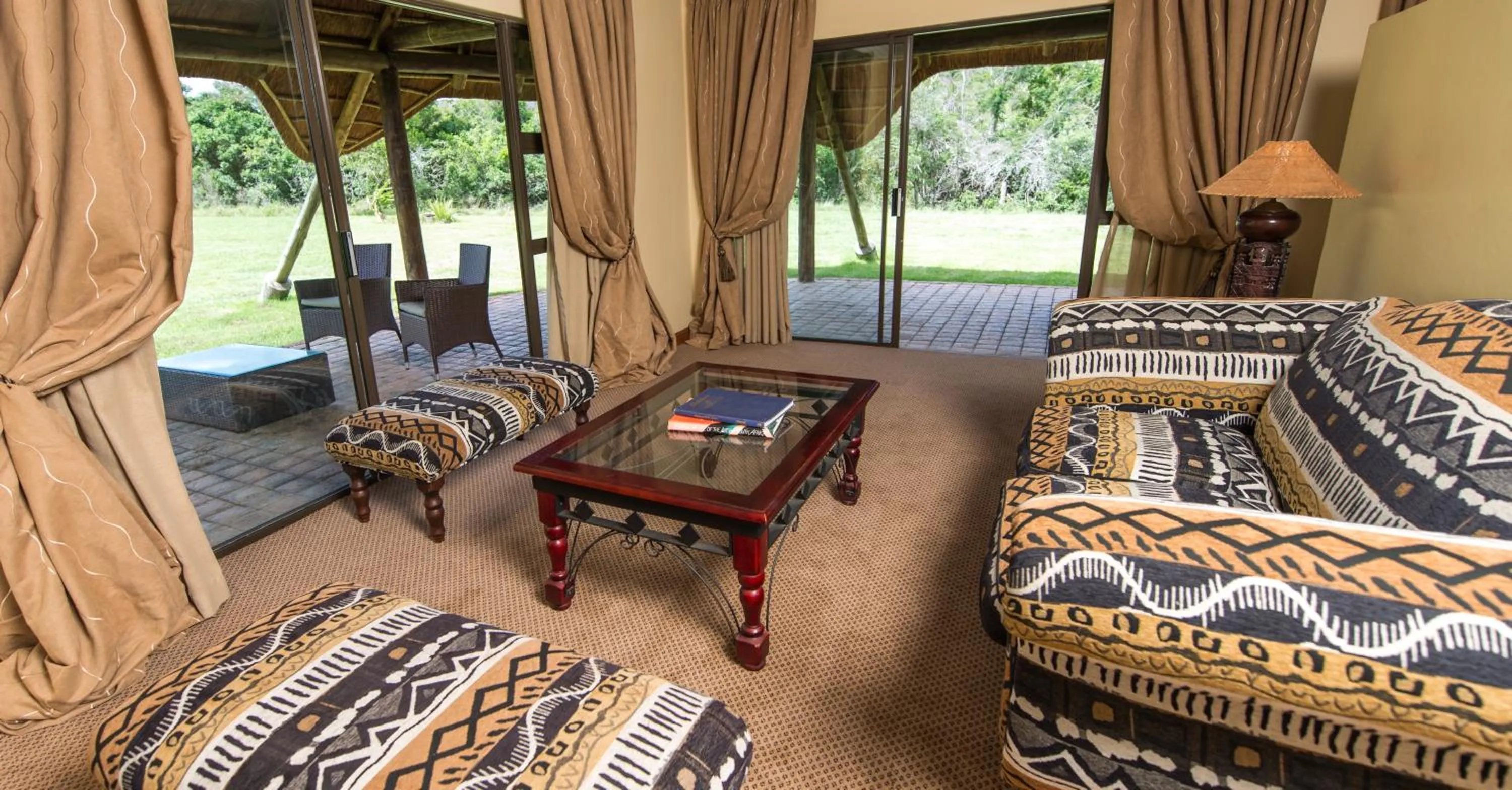 Communal lounge/ TV room, Bed in Premier Resort Mpongo Private Game Reserve