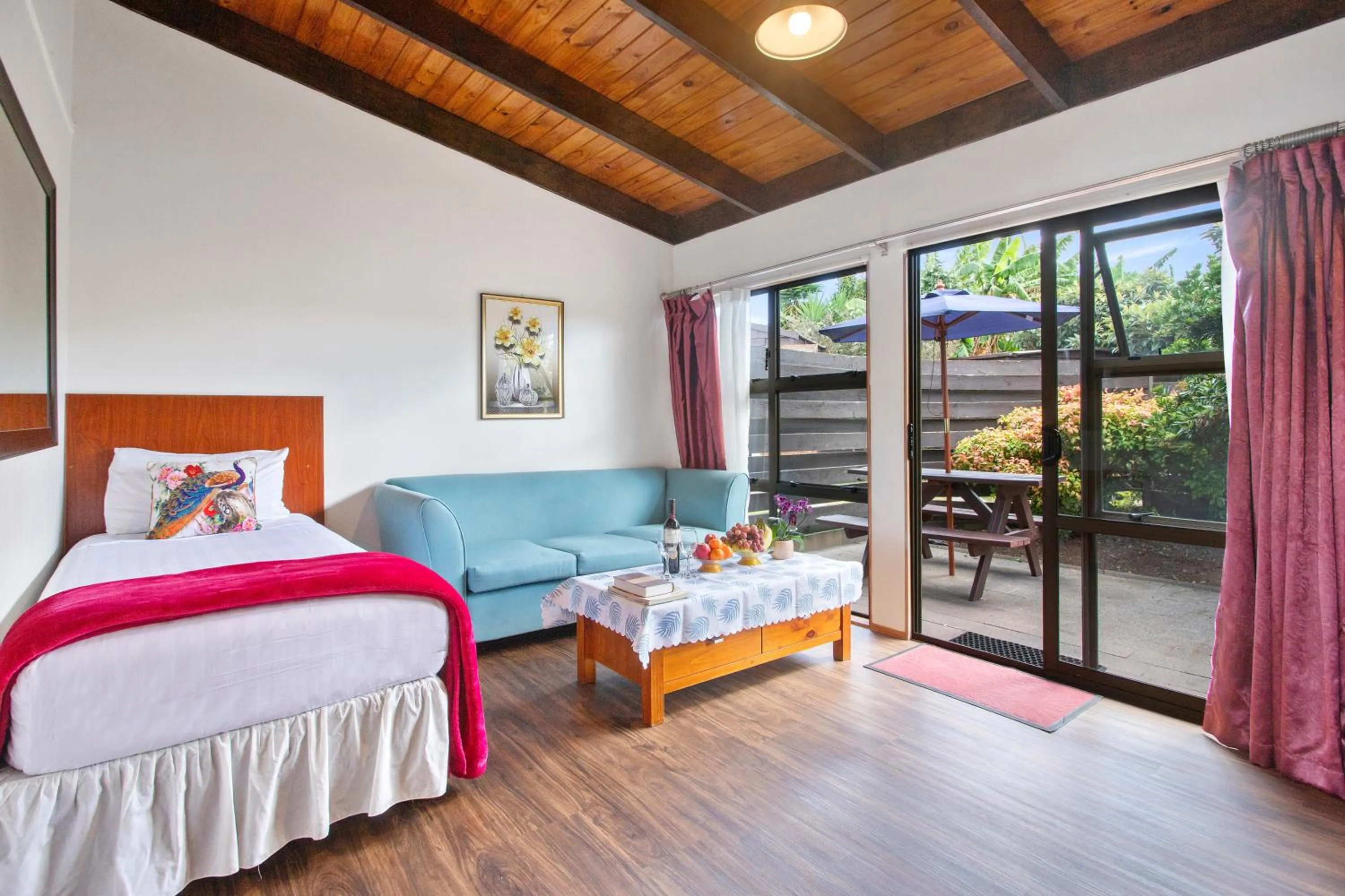 Living room, Bed in Grange Motel