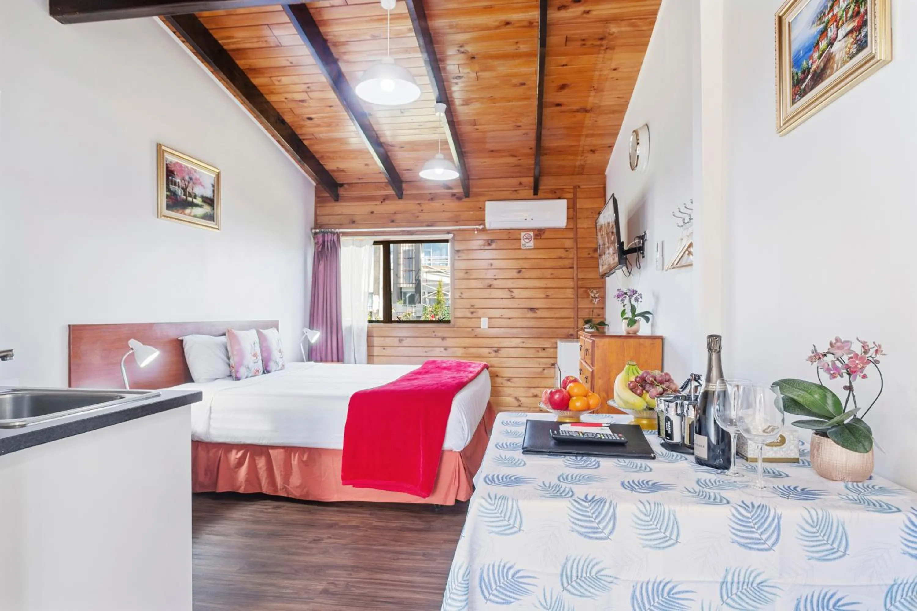 Photo of the whole room, Bed in Grange Motel