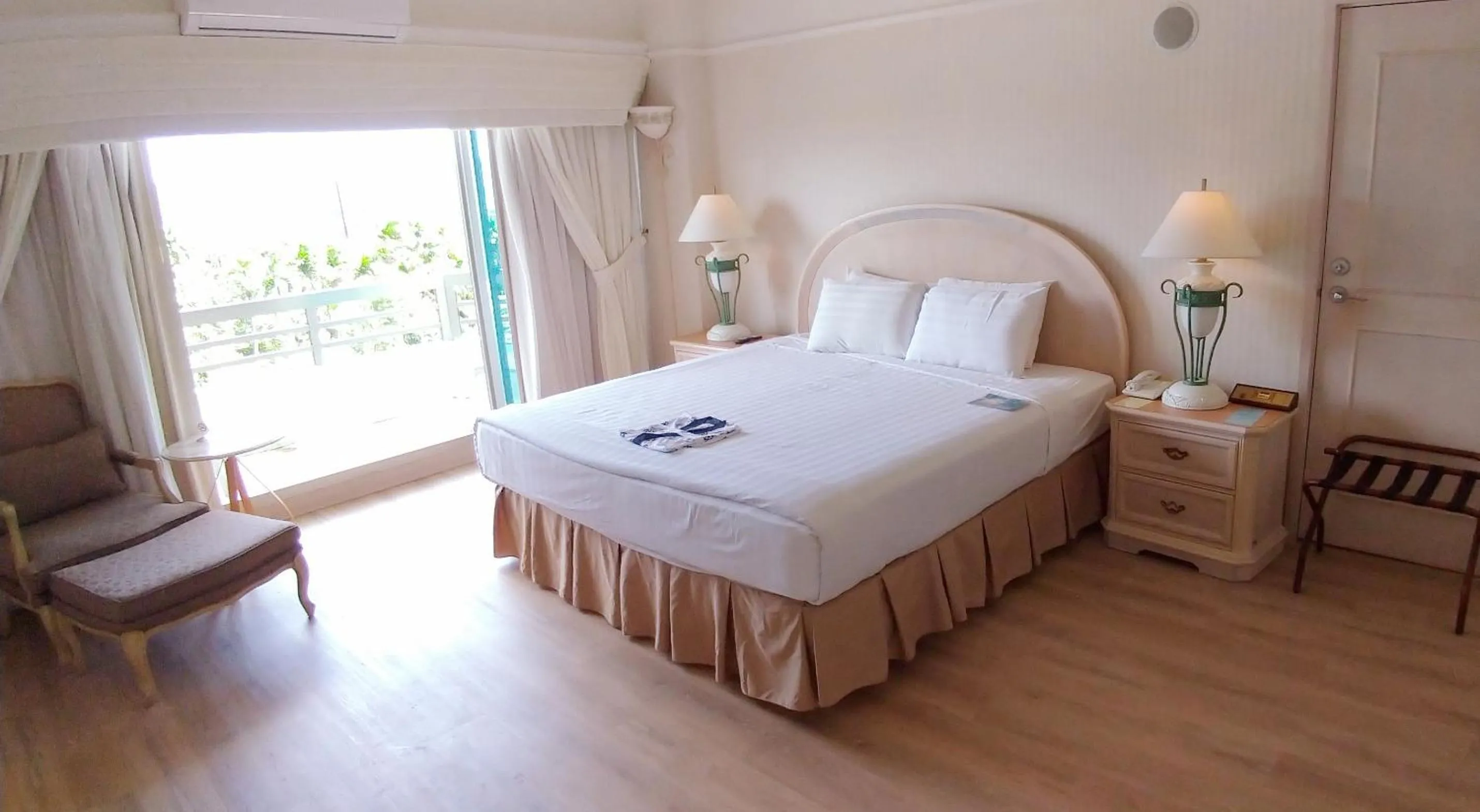 Bedroom, Bed in Palasia Hotel