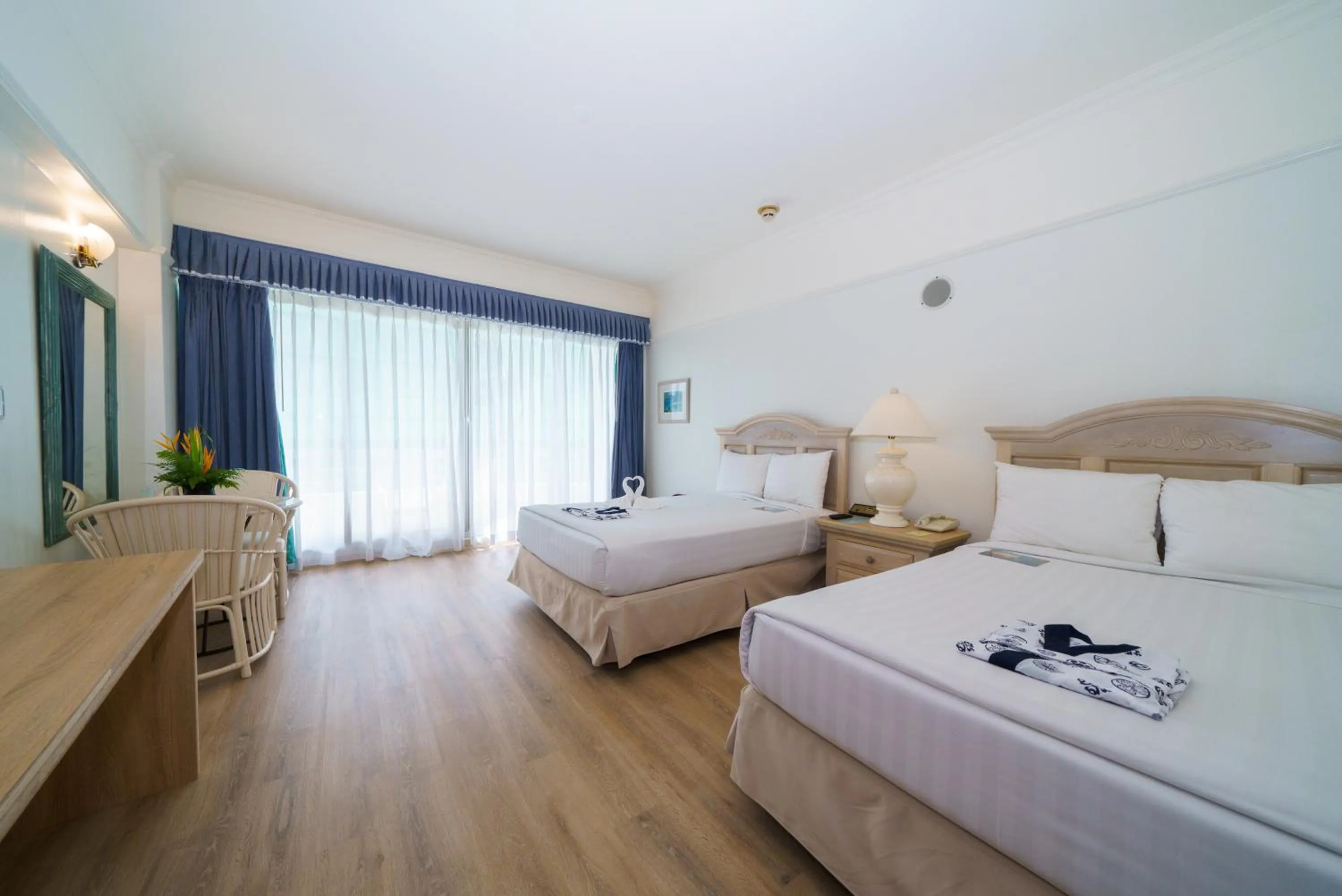 Bedroom, Bed in Palasia Hotel