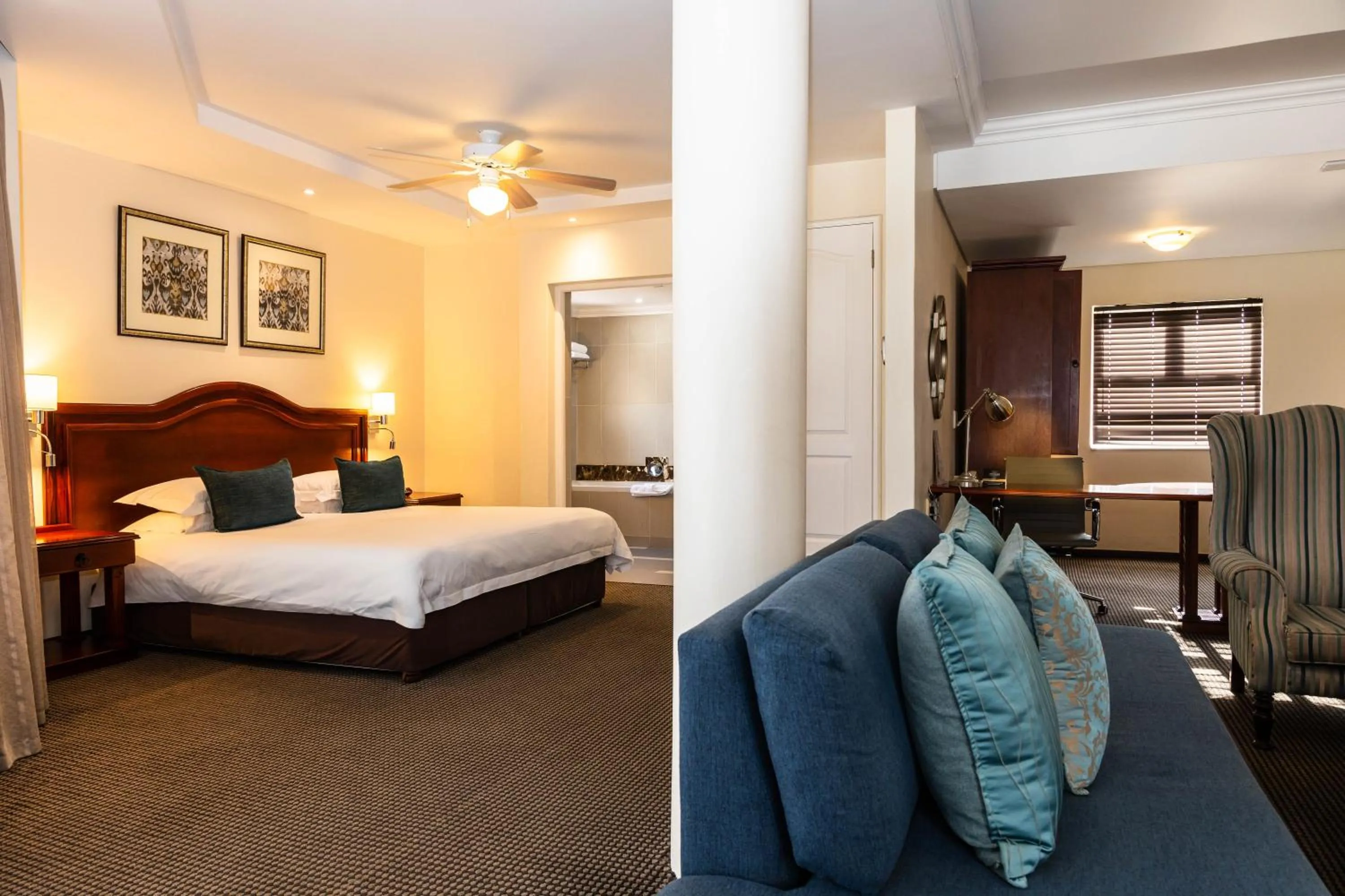 Bedroom, Bed in Premier Hotel Regent