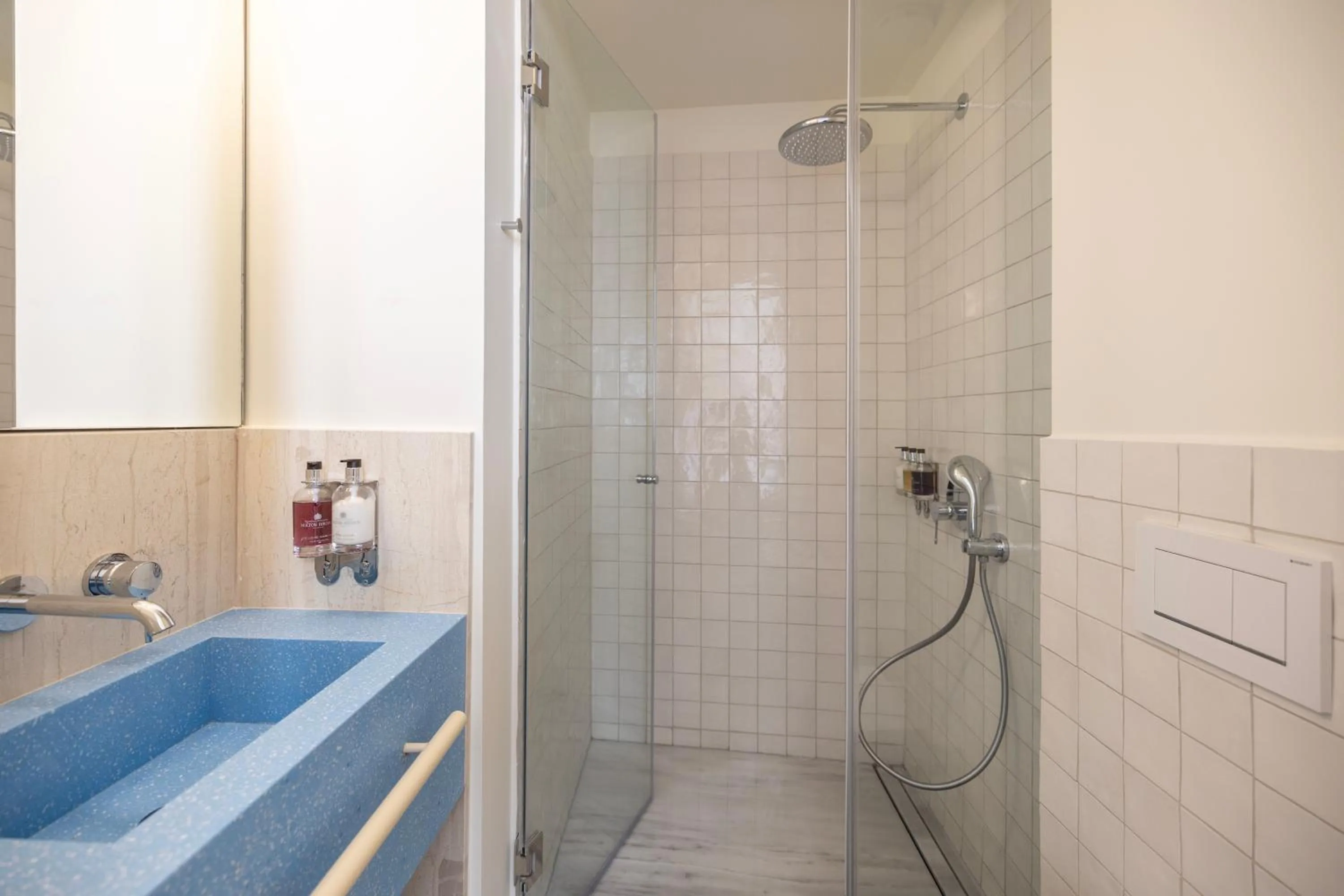 Shower in Milioni by Oniro