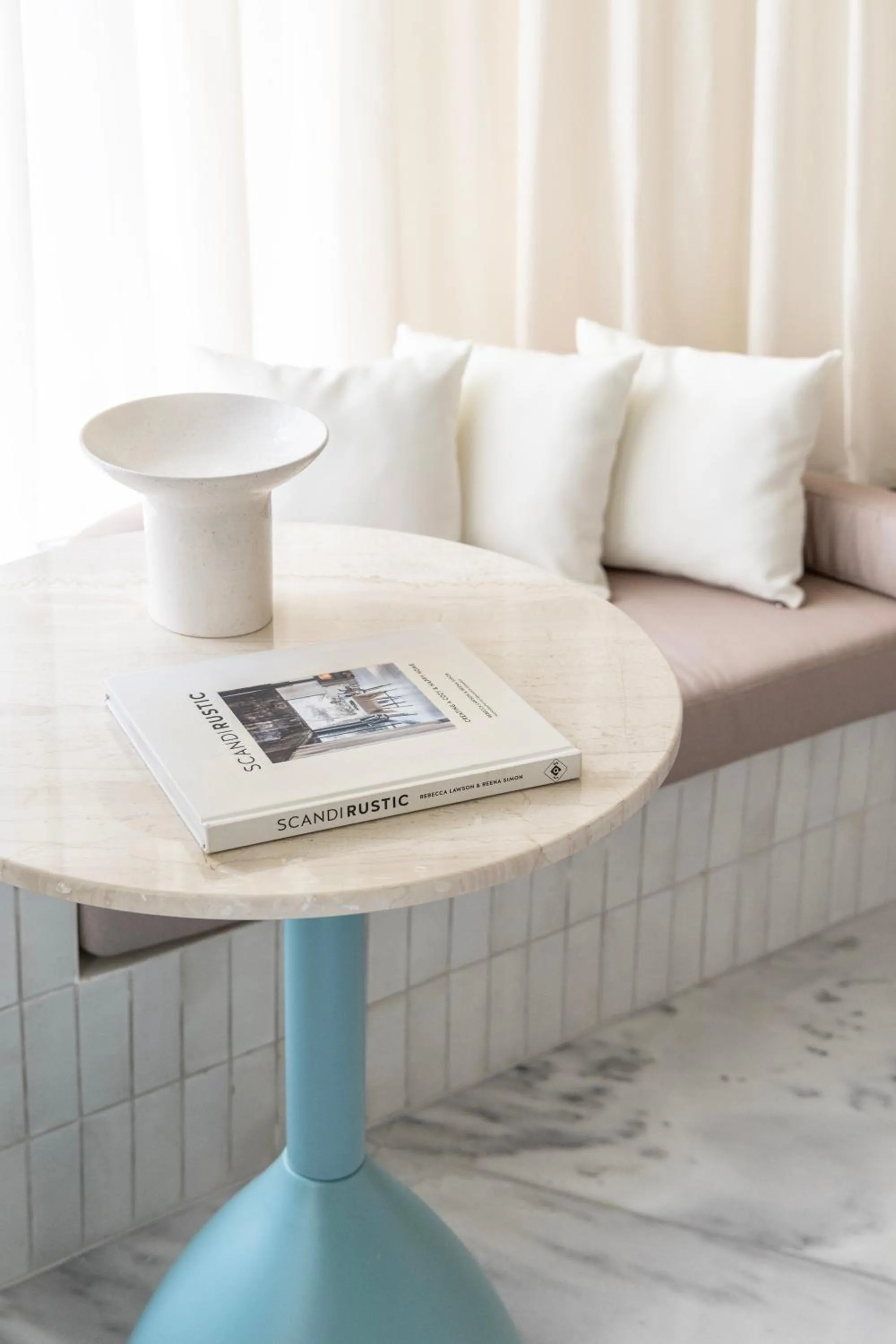 Seating area in Milioni by Oniro