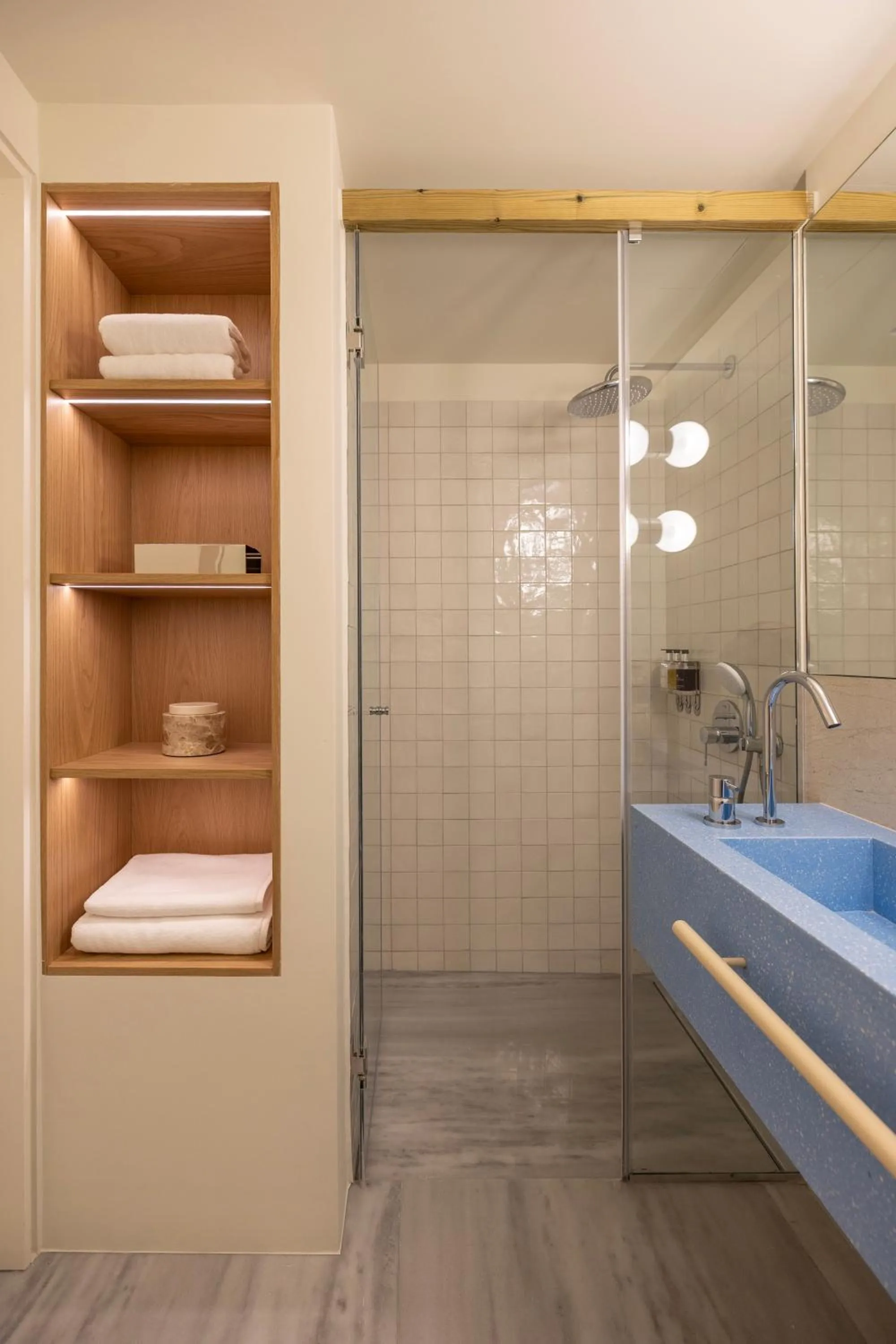 Shower in Milioni by Oniro