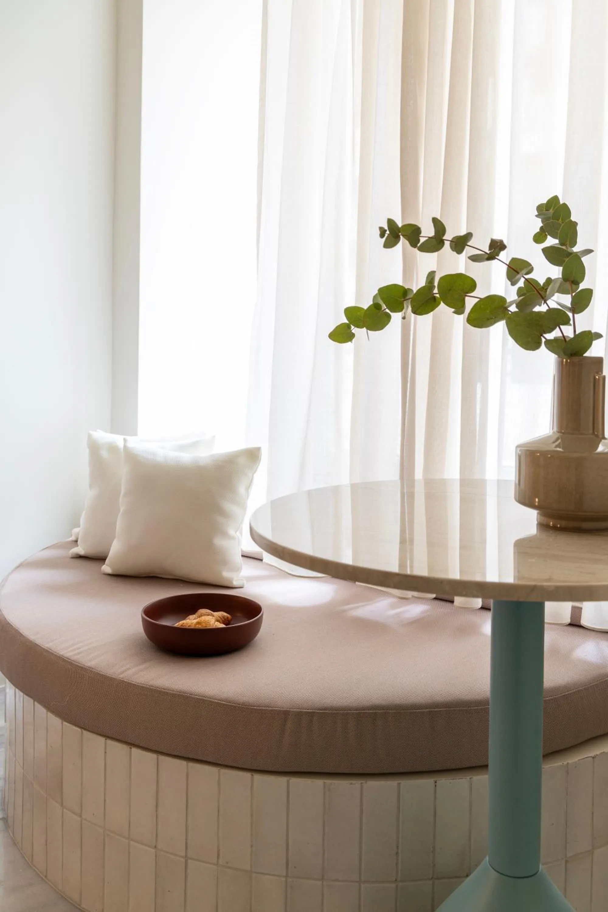 Seating area in Milioni by Oniro