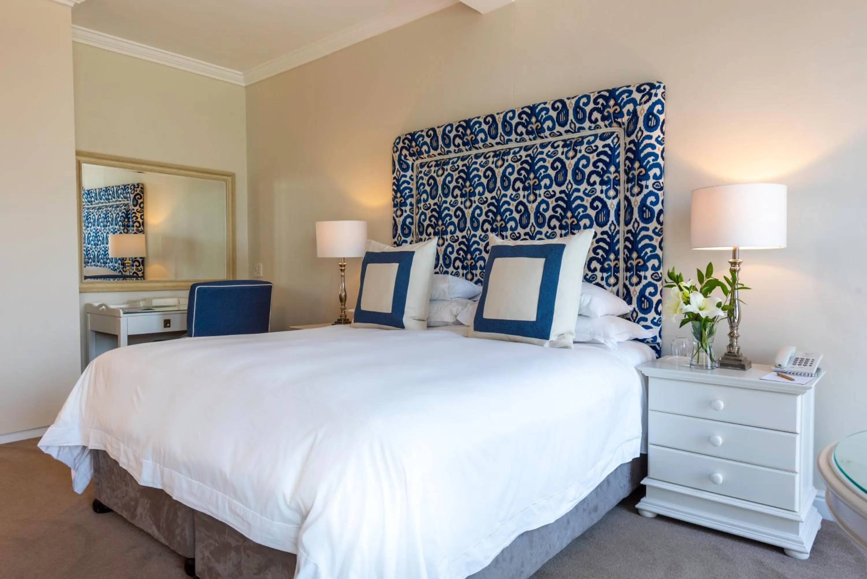 Pool view, Bed in The Plettenberg Hotel