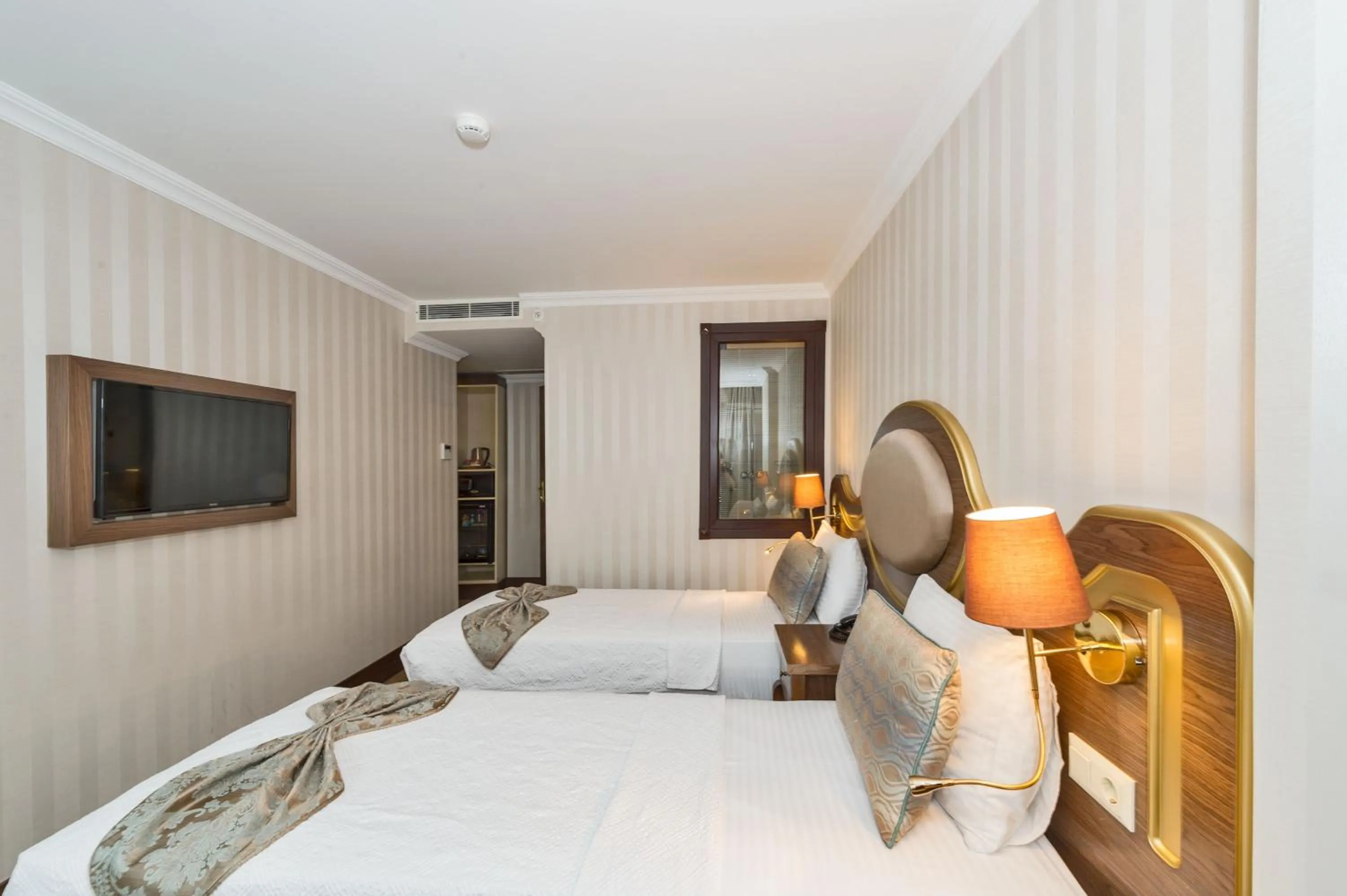 Photo of the whole room, Bed in The Central Hotel