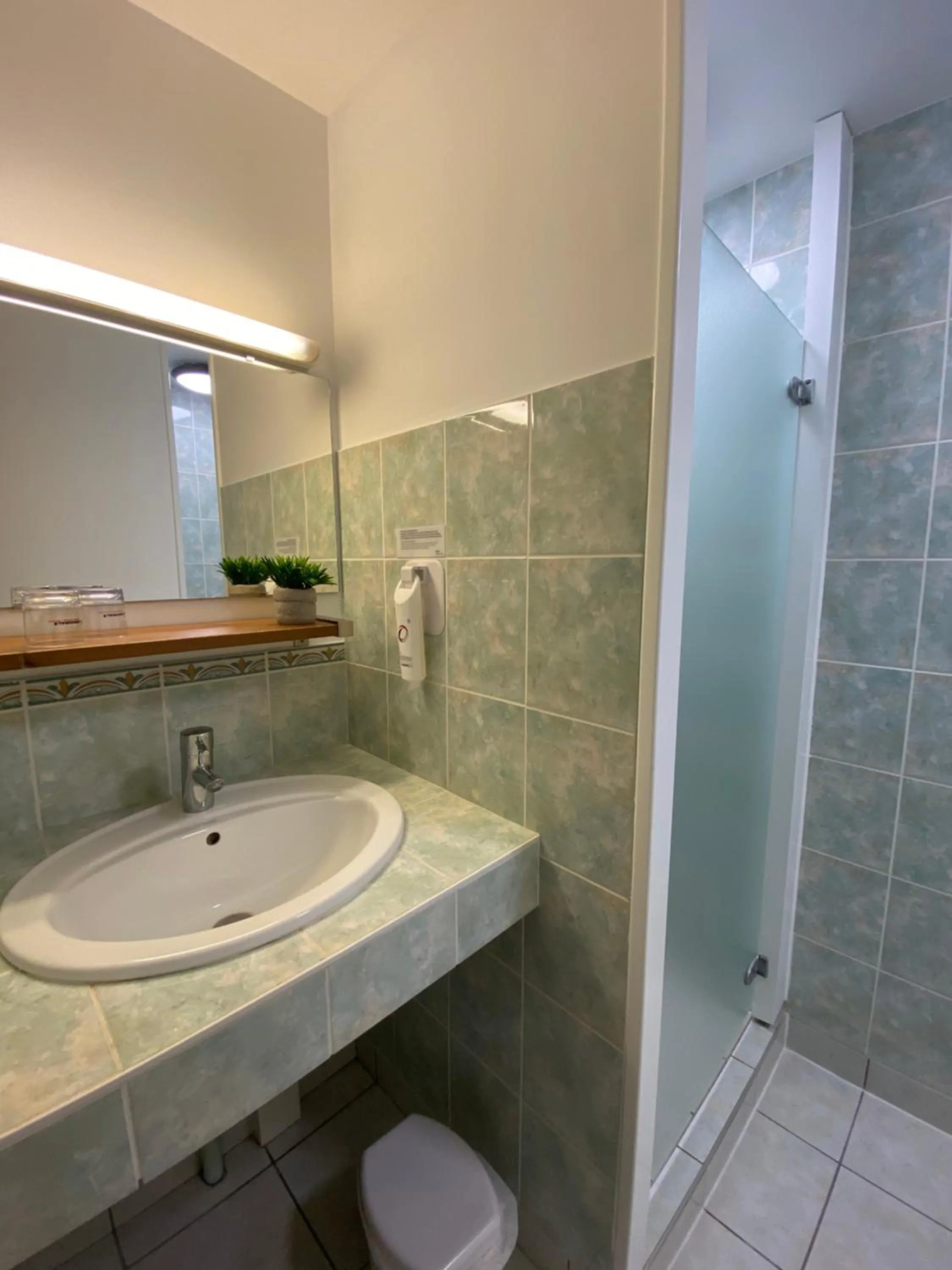 Shower in The Originals City, Logis d'Elbée, Cholet Nord