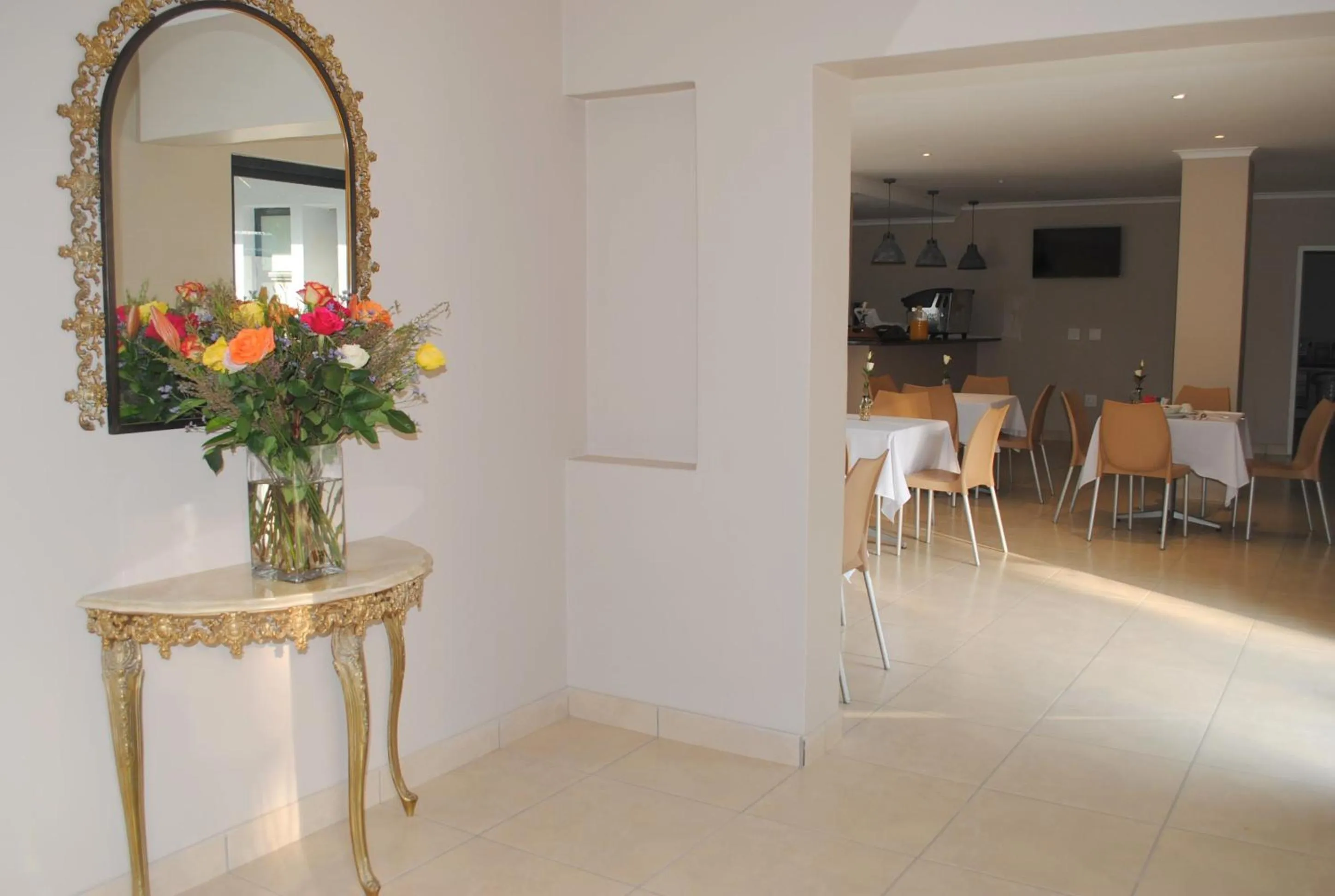 Dining area in 6 on Morris Guest Lodge