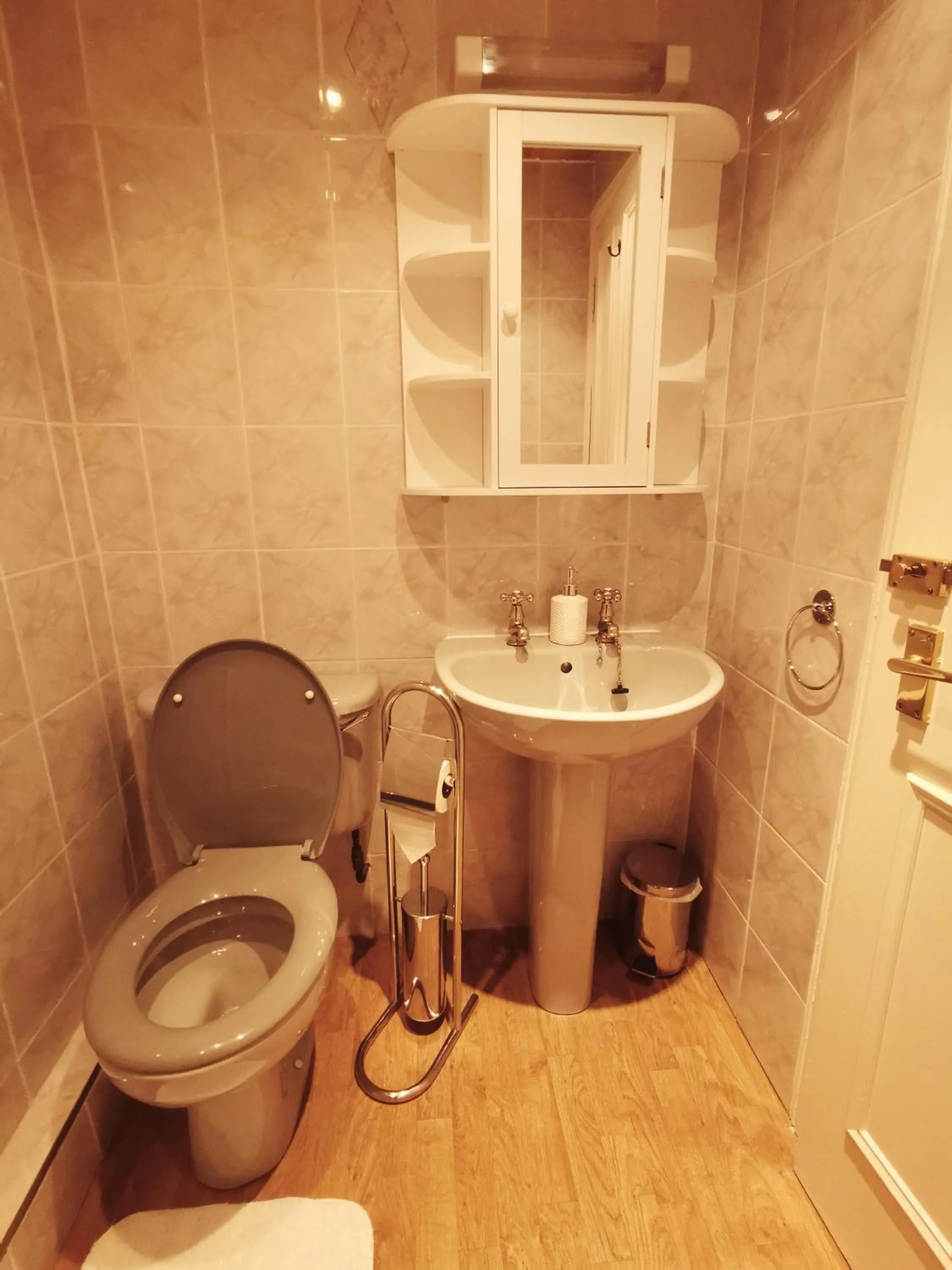 Toilet in Victoria Hotel