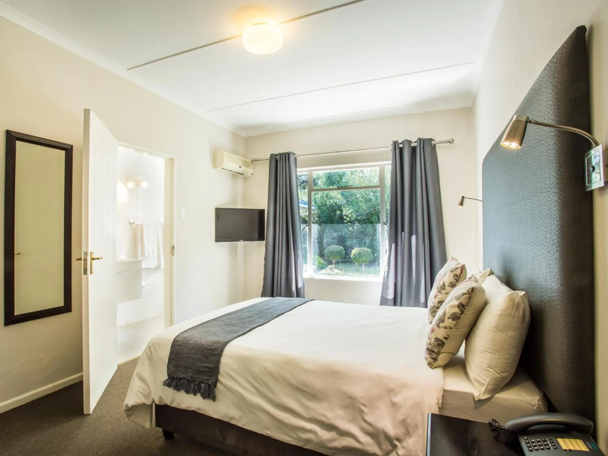 Bedroom, Bed in Hlangana Lodge