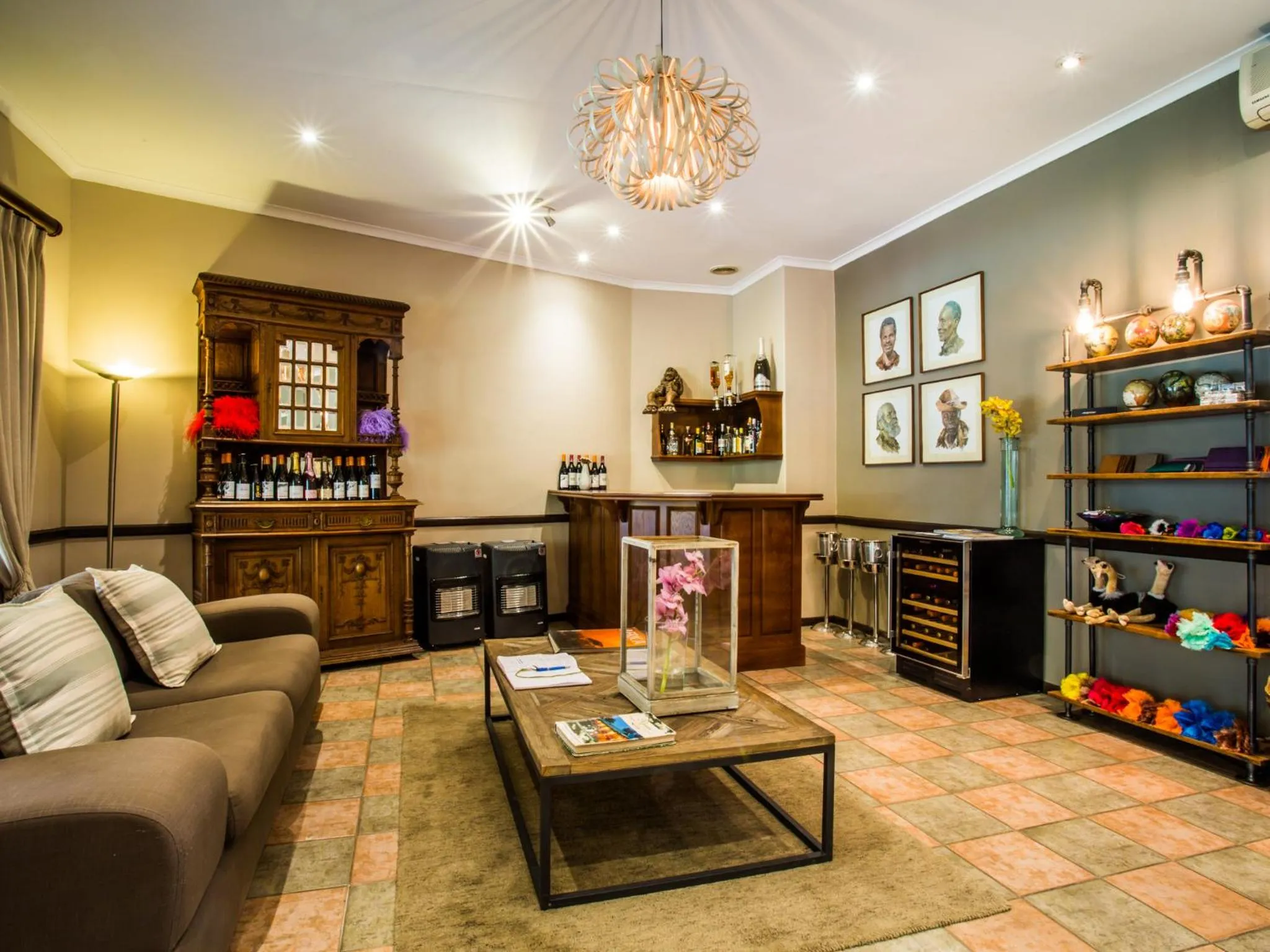 Communal lounge/ TV room in Hlangana Lodge