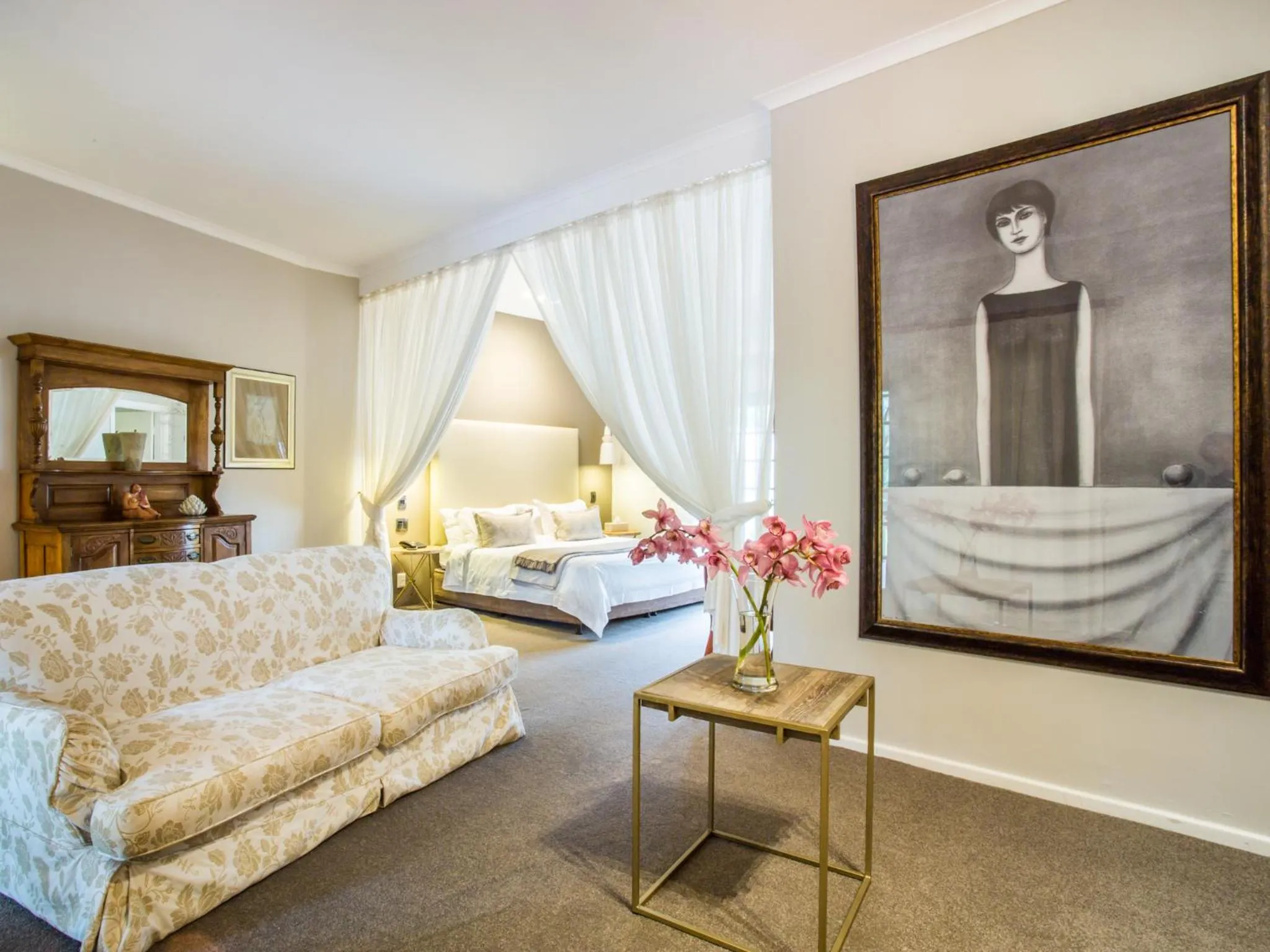 Living room, Bed in Hlangana Lodge