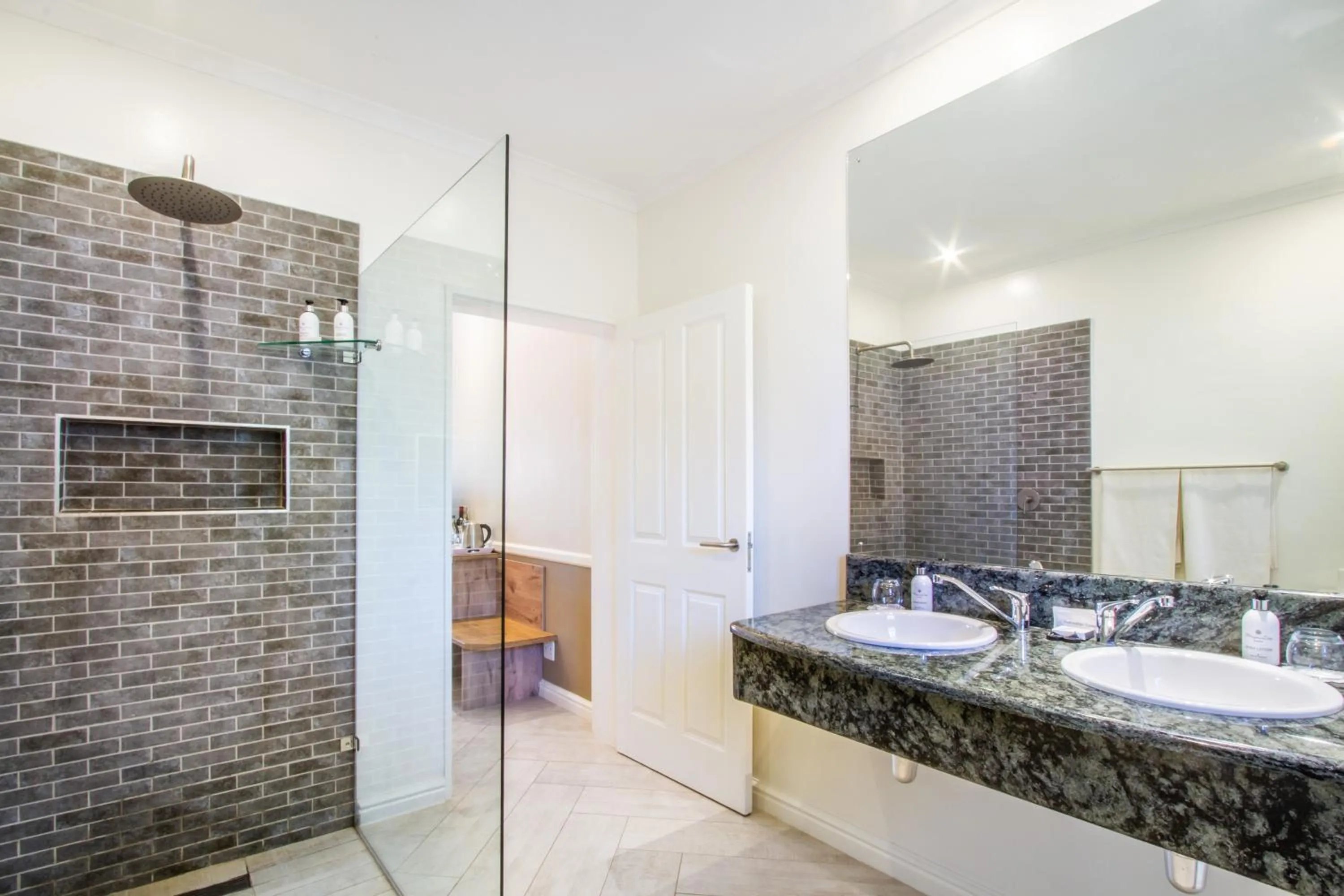 Property building in Hlangana Lodge