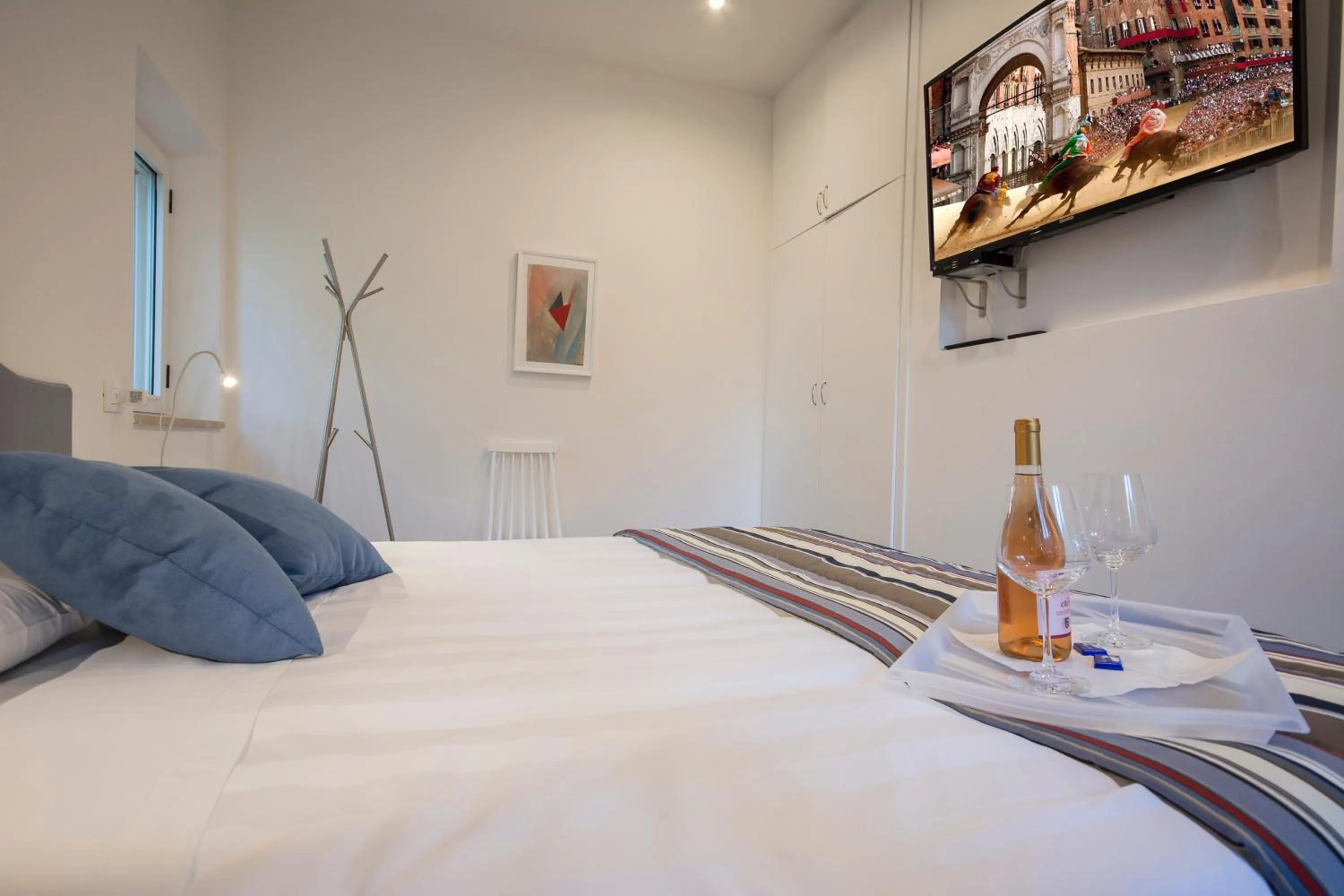 Photo of the whole room, Bed in La Coroncina Lodging