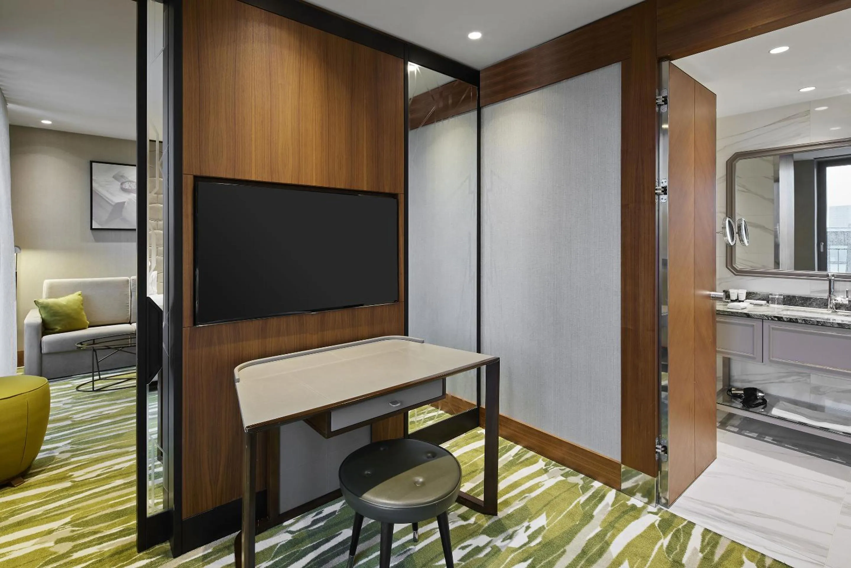 TV and multimedia in TITANIC Chaussee Berlin