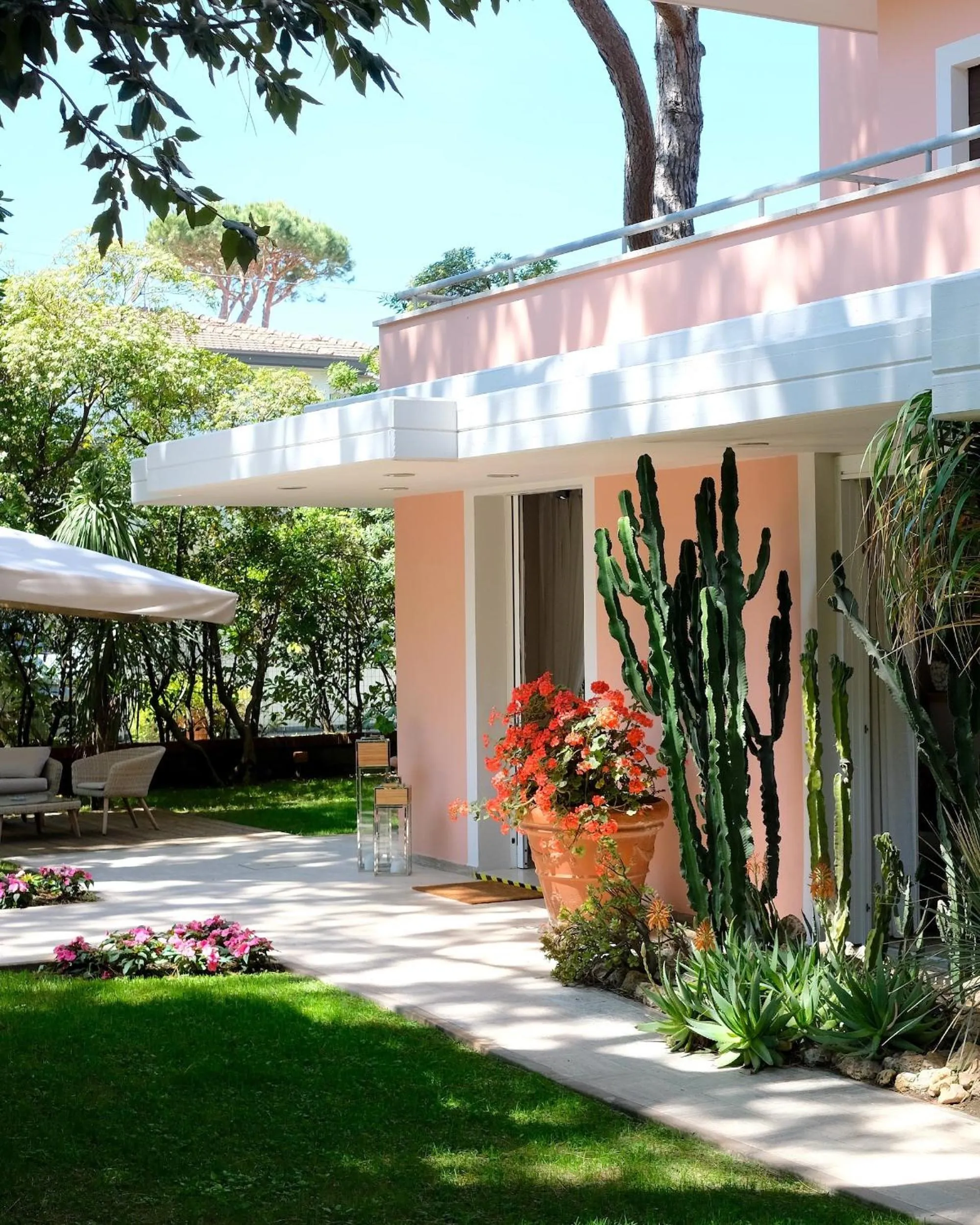 Property building in Hotel Piccolo Mondo