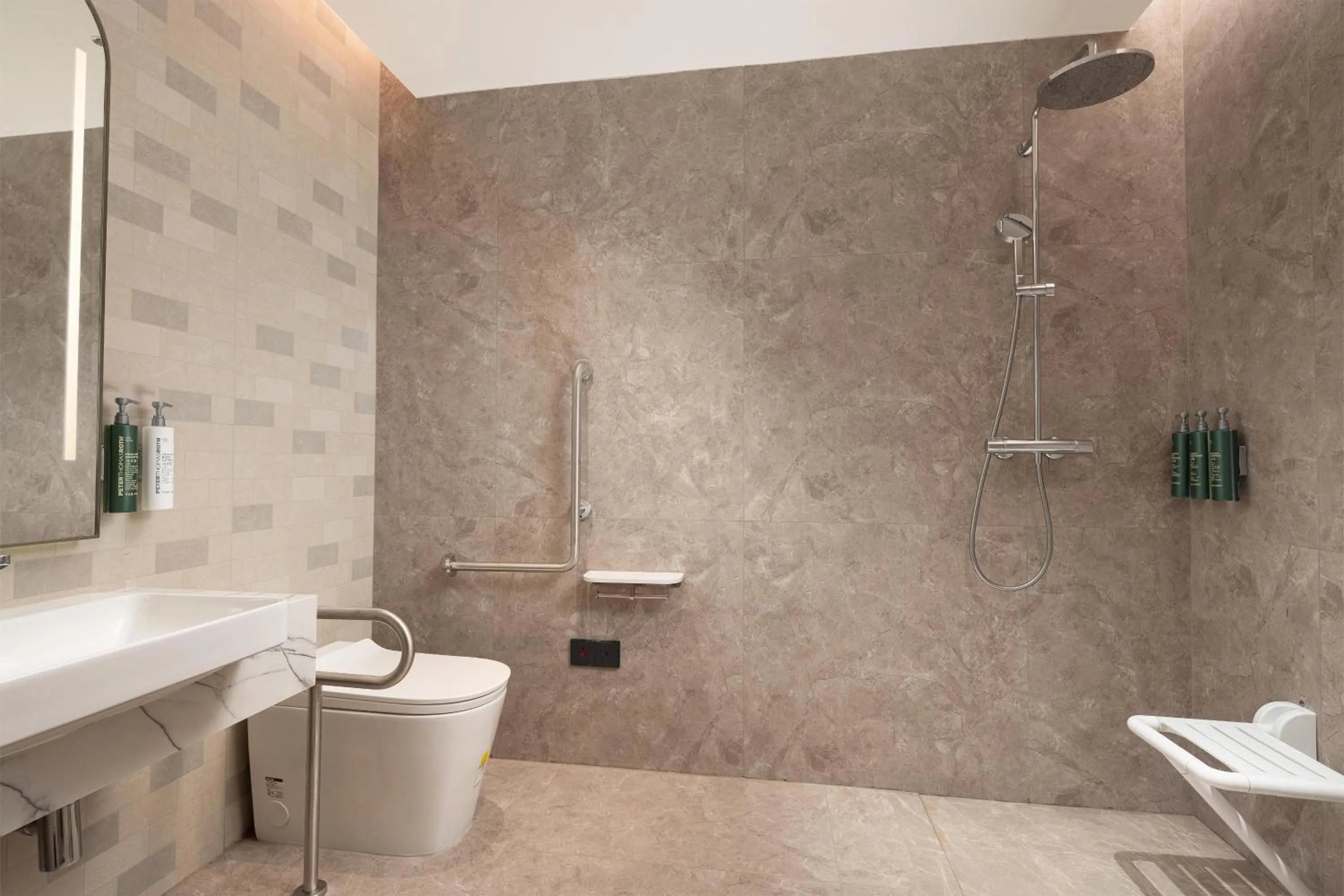 Bathroom in Hilton Garden Inn Huangshi Dinosaur Wonderland