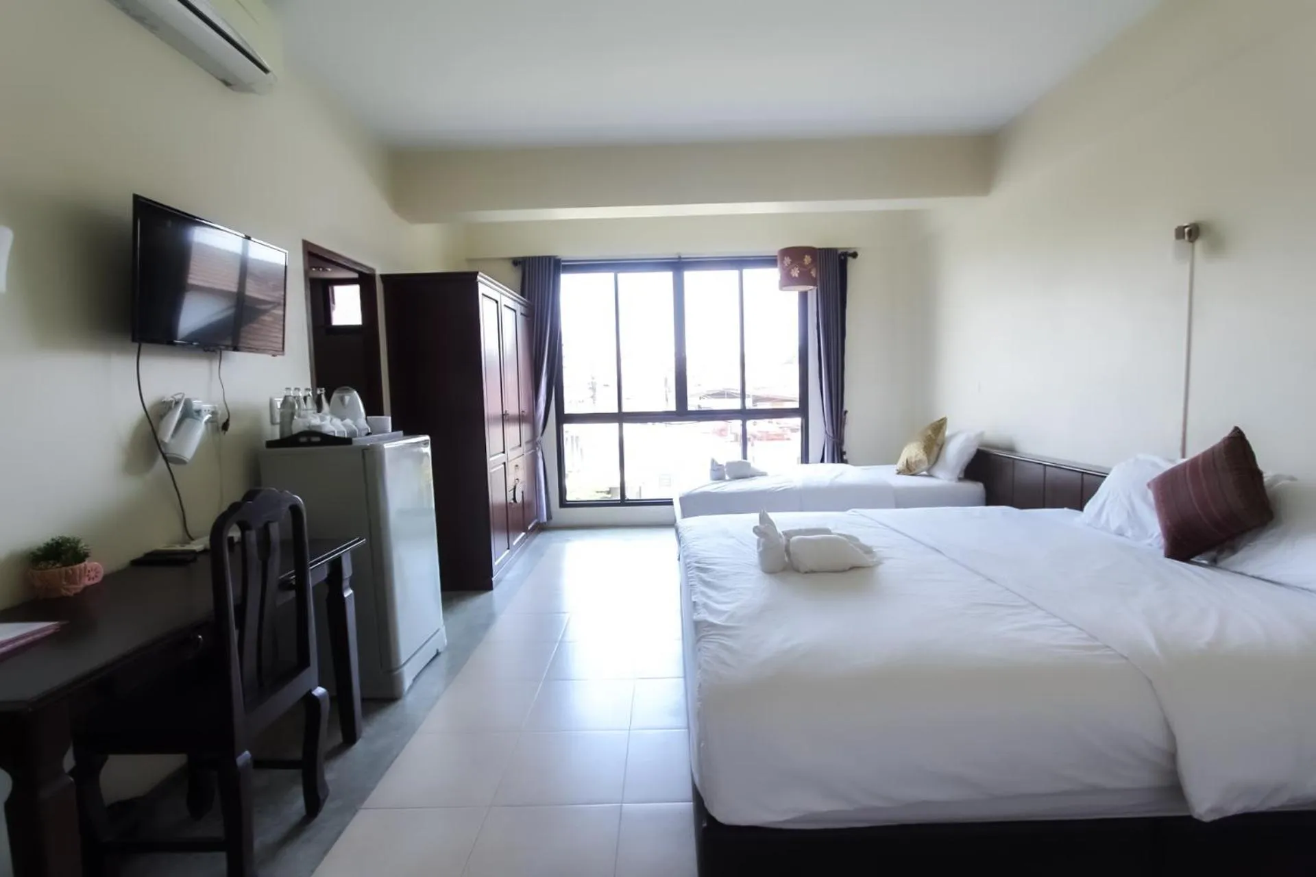 Photo of the whole room, Bed in Baan Pordeedin