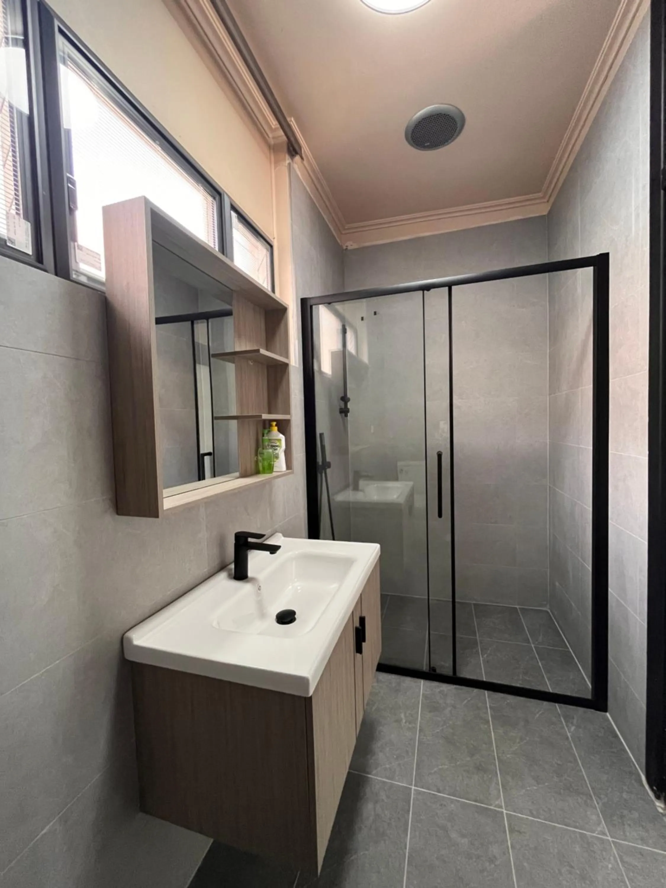 Bathroom in Jasper Motor Inn