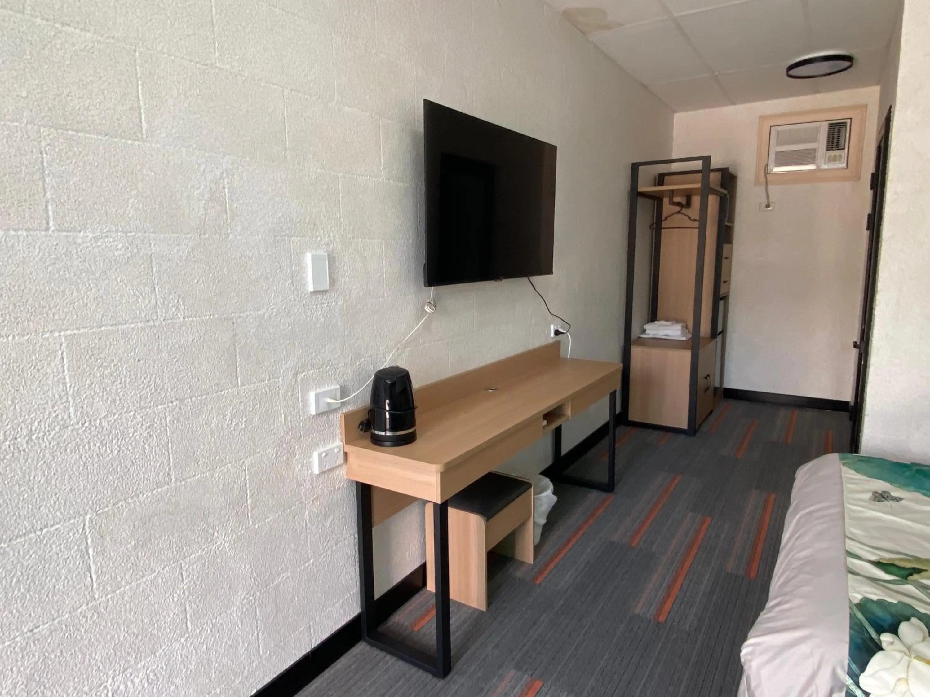 Bedroom in Jasper Motor Inn