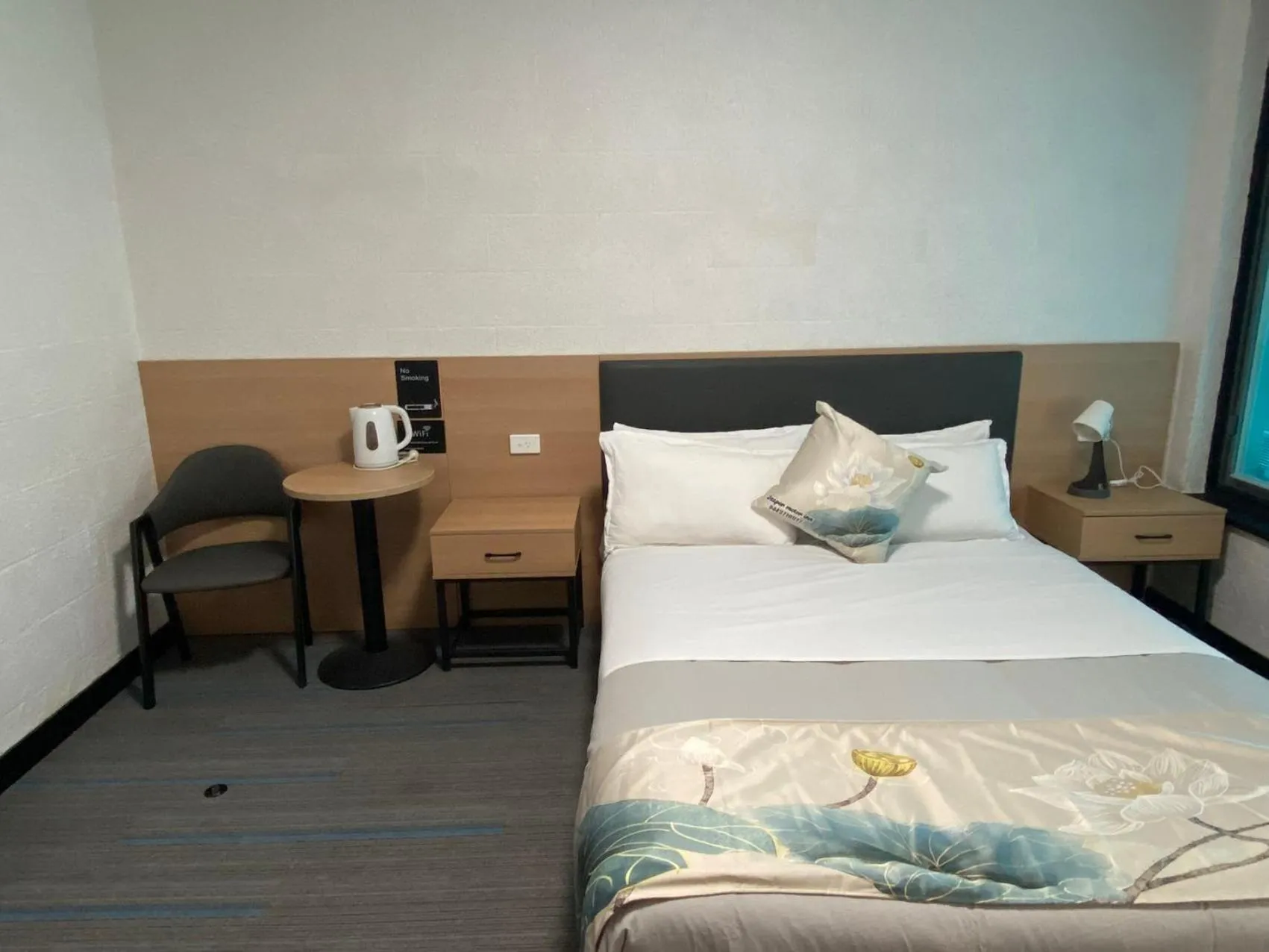 Bed in Jasper Motor Inn