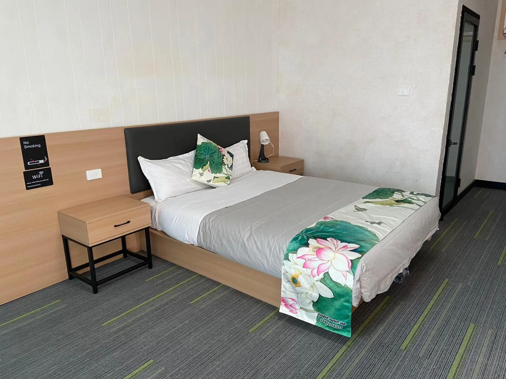 Bed in Jasper Motor Inn