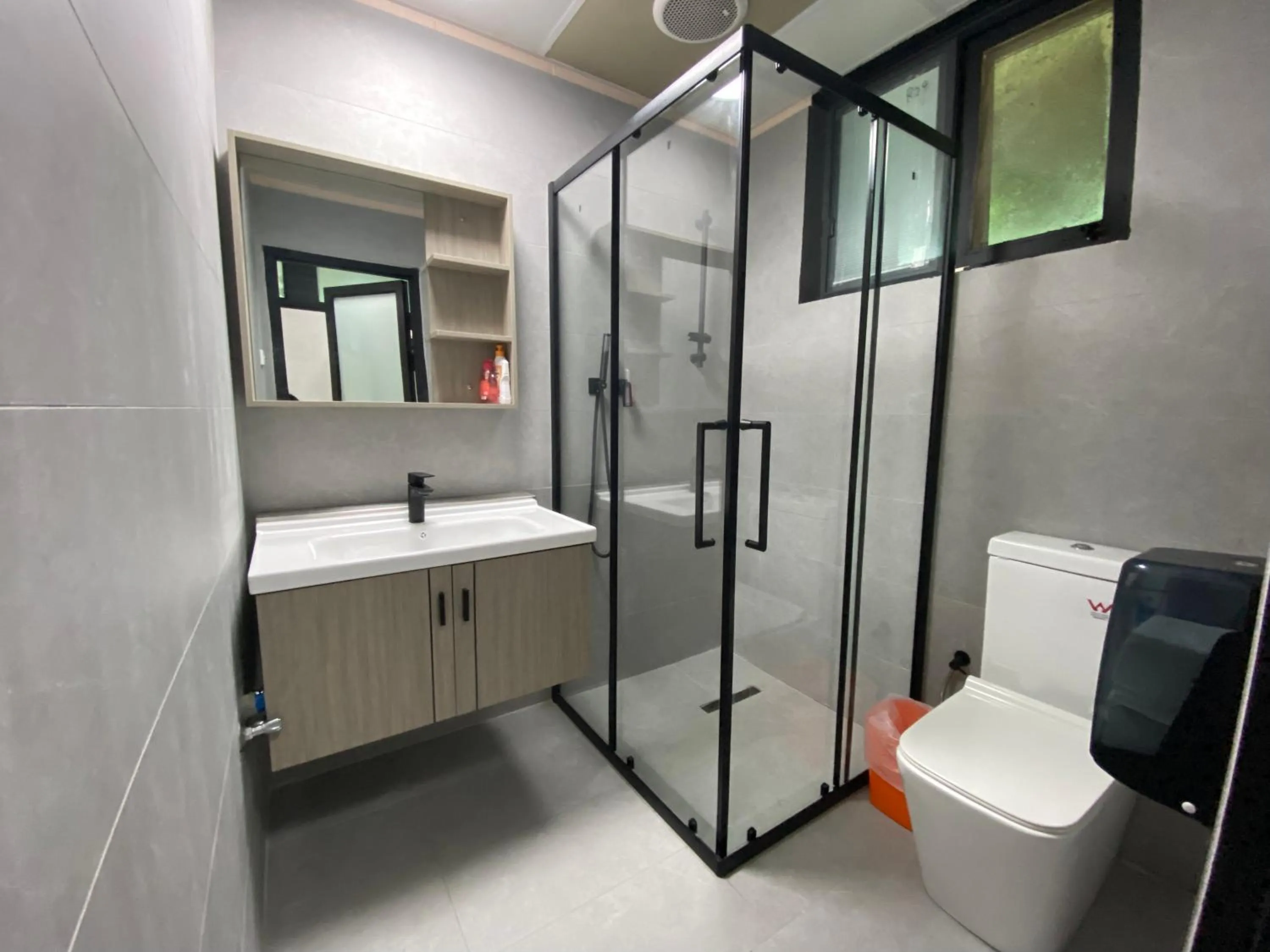 Bathroom in Jasper Motor Inn