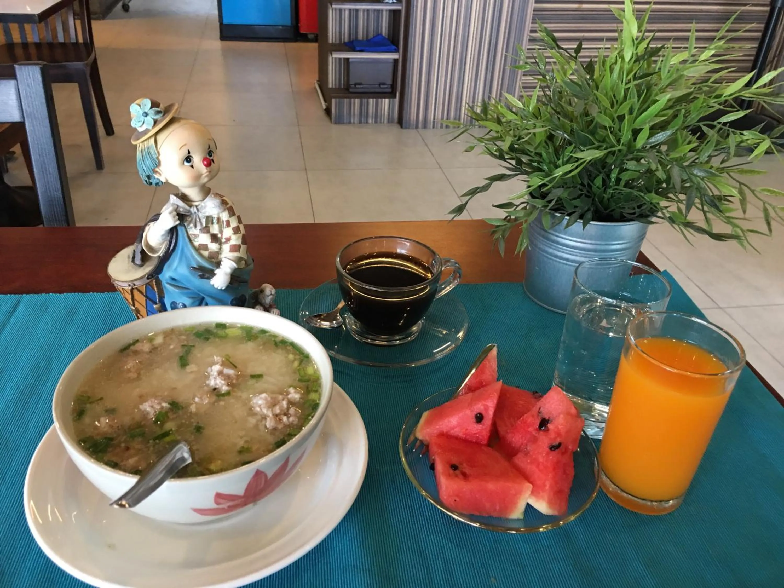 Food and drinks in Samed Port View