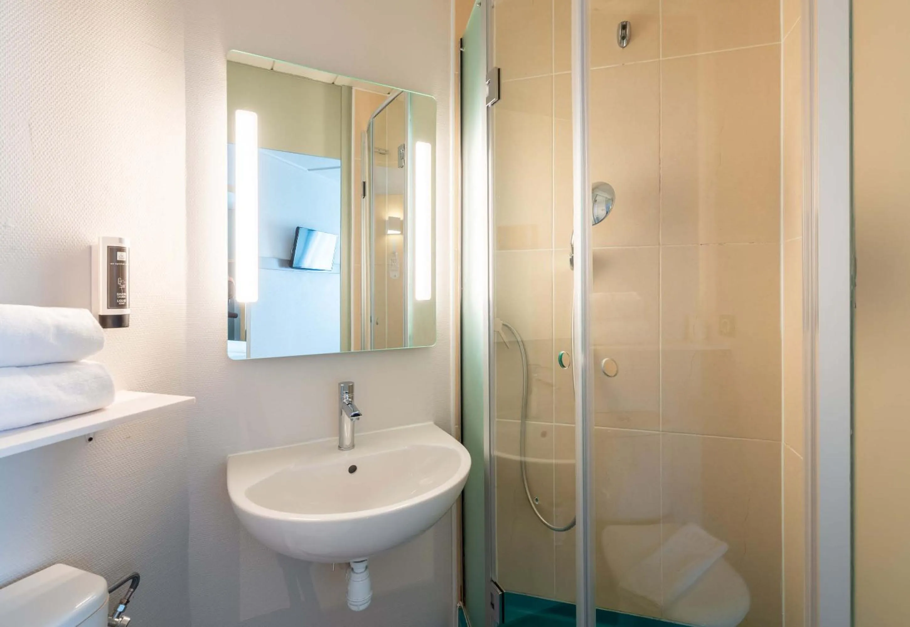 Bathroom in B&B HOTEL Montélimar Nord