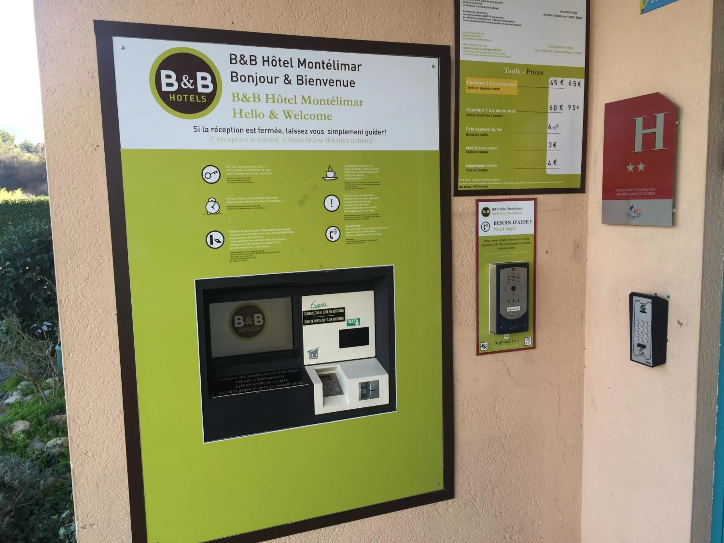 Facade/entrance in B&B HOTEL Montélimar Nord