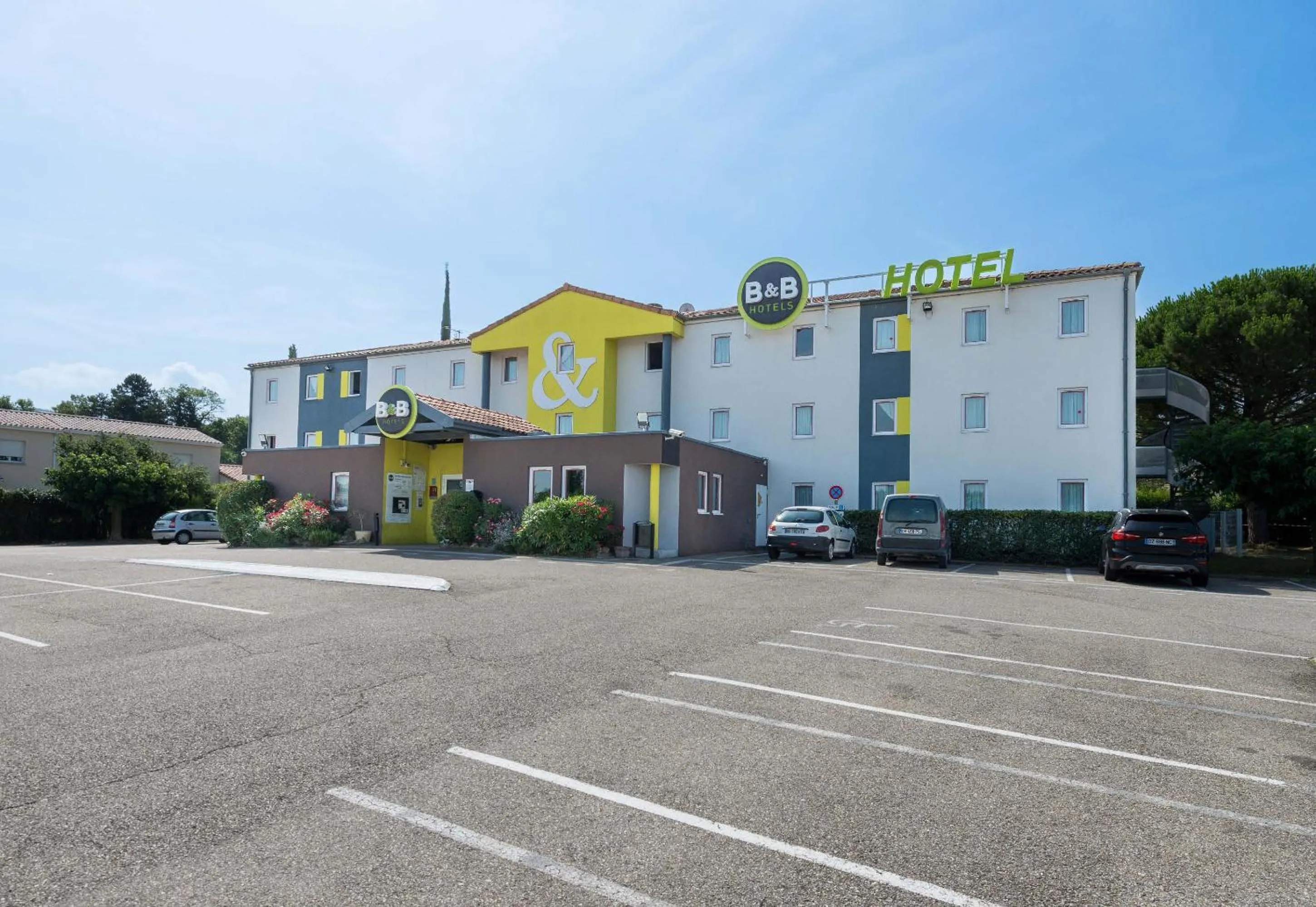 Property building in B&B HOTEL Montélimar Nord