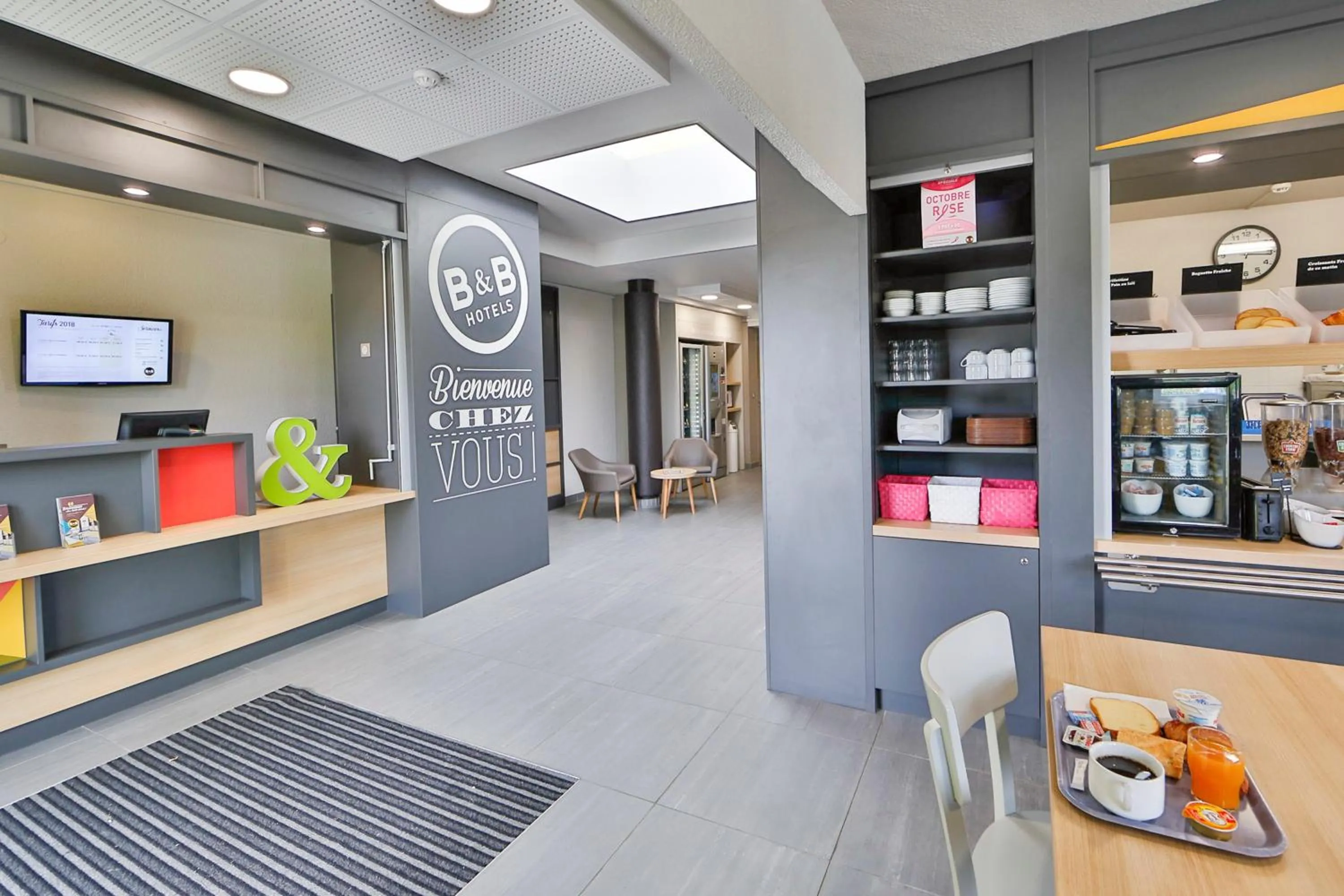 Buffet breakfast in B&B HOTEL Montélimar Nord