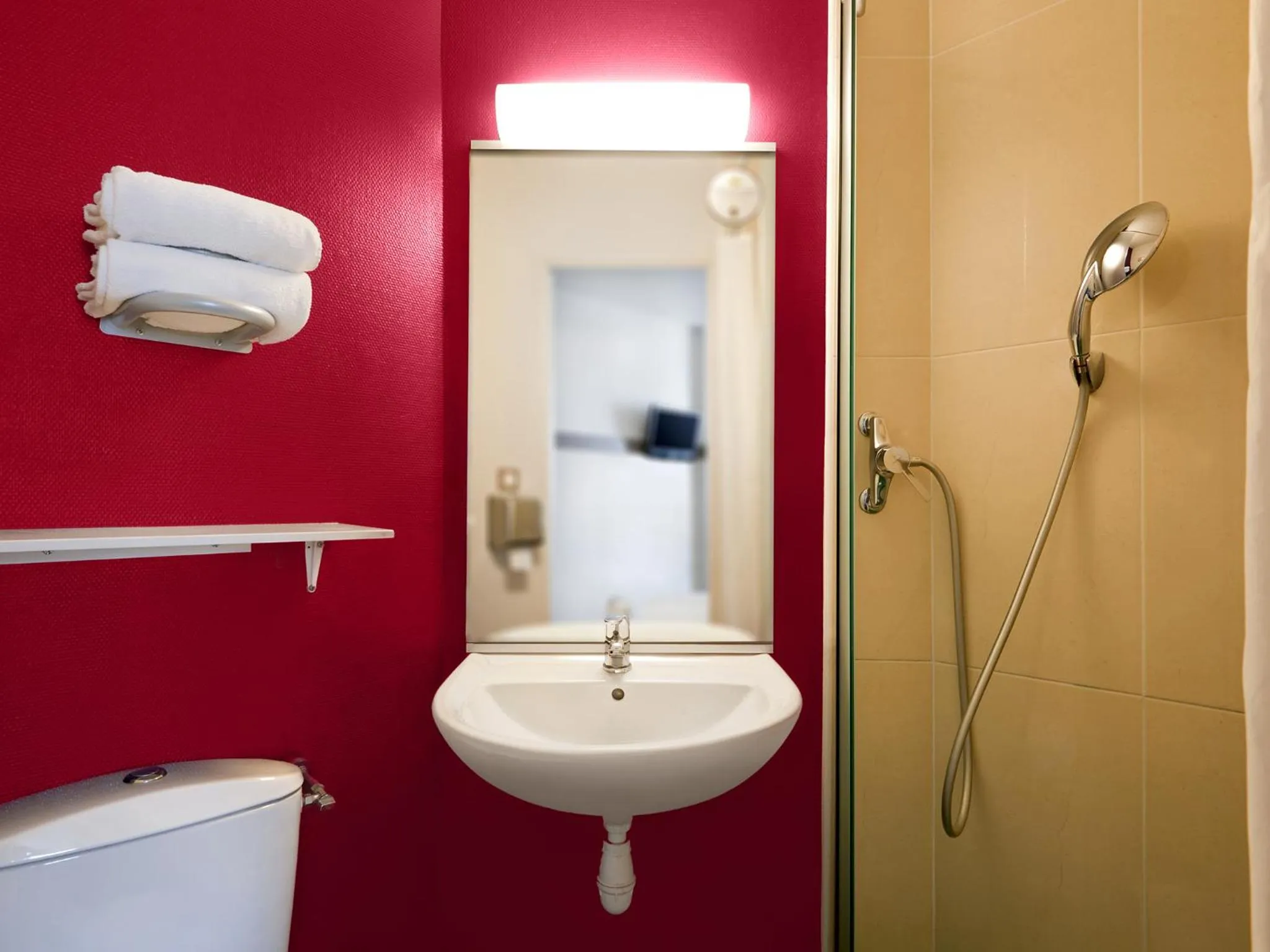 Bathroom in B&B HOTEL Montélimar Nord