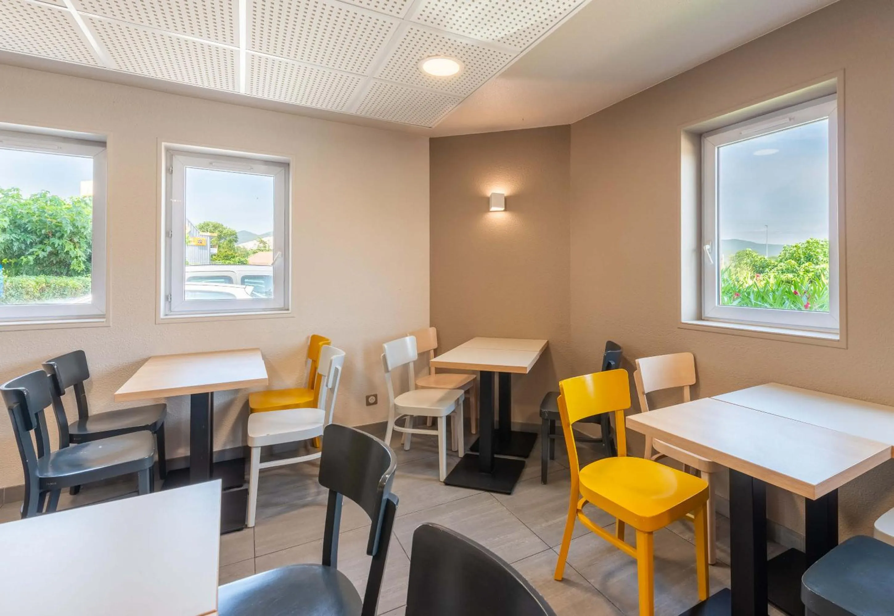 Restaurant/places to eat in B&B HOTEL Montélimar Nord