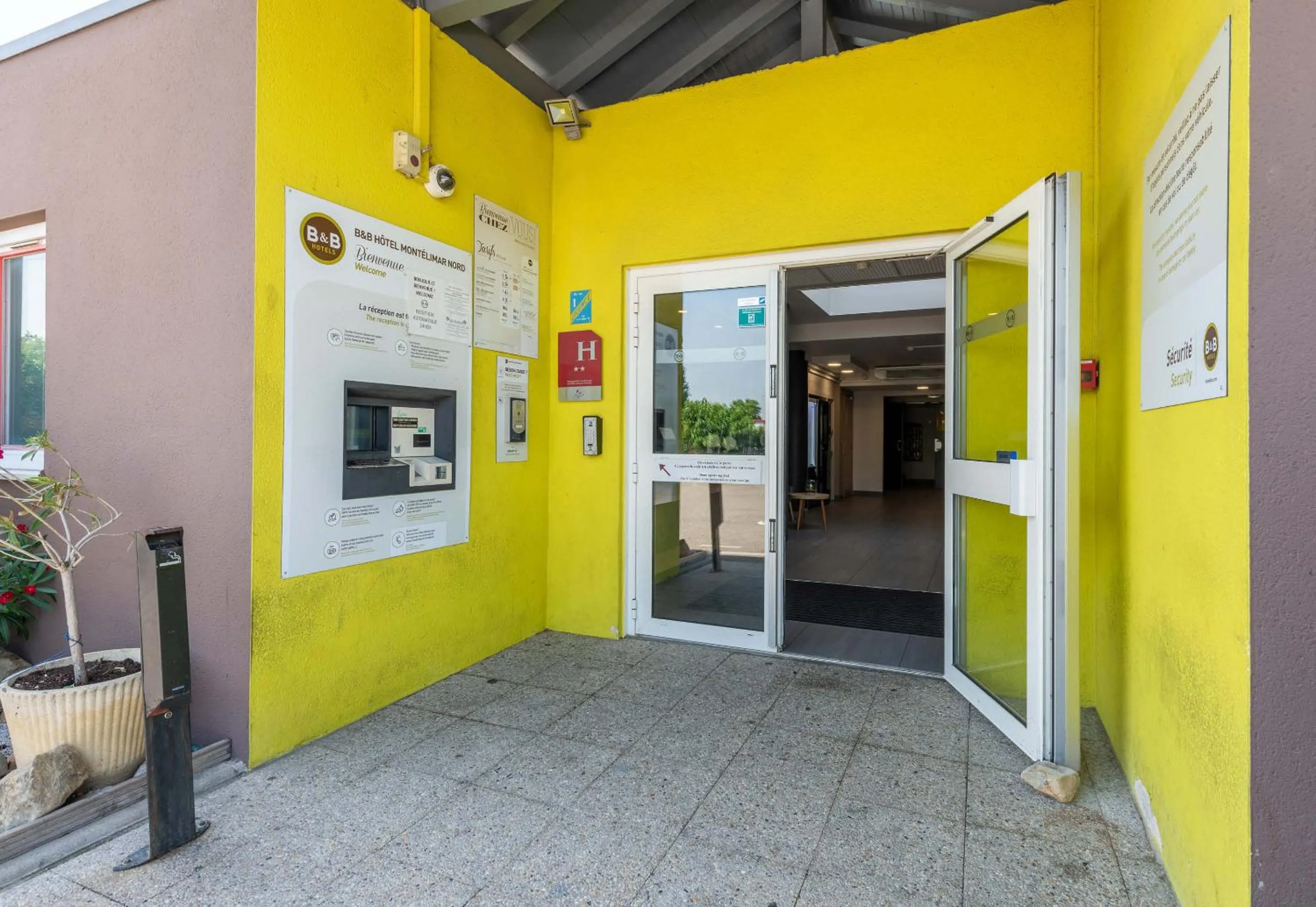 Facade/entrance in B&B HOTEL Montélimar Nord