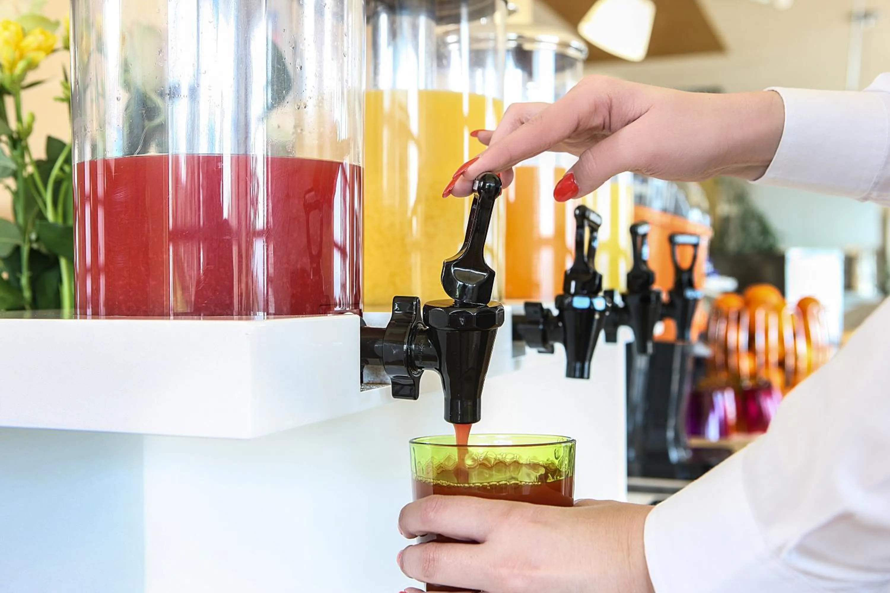 Restaurant/places to eat in Grand Hotel Garden