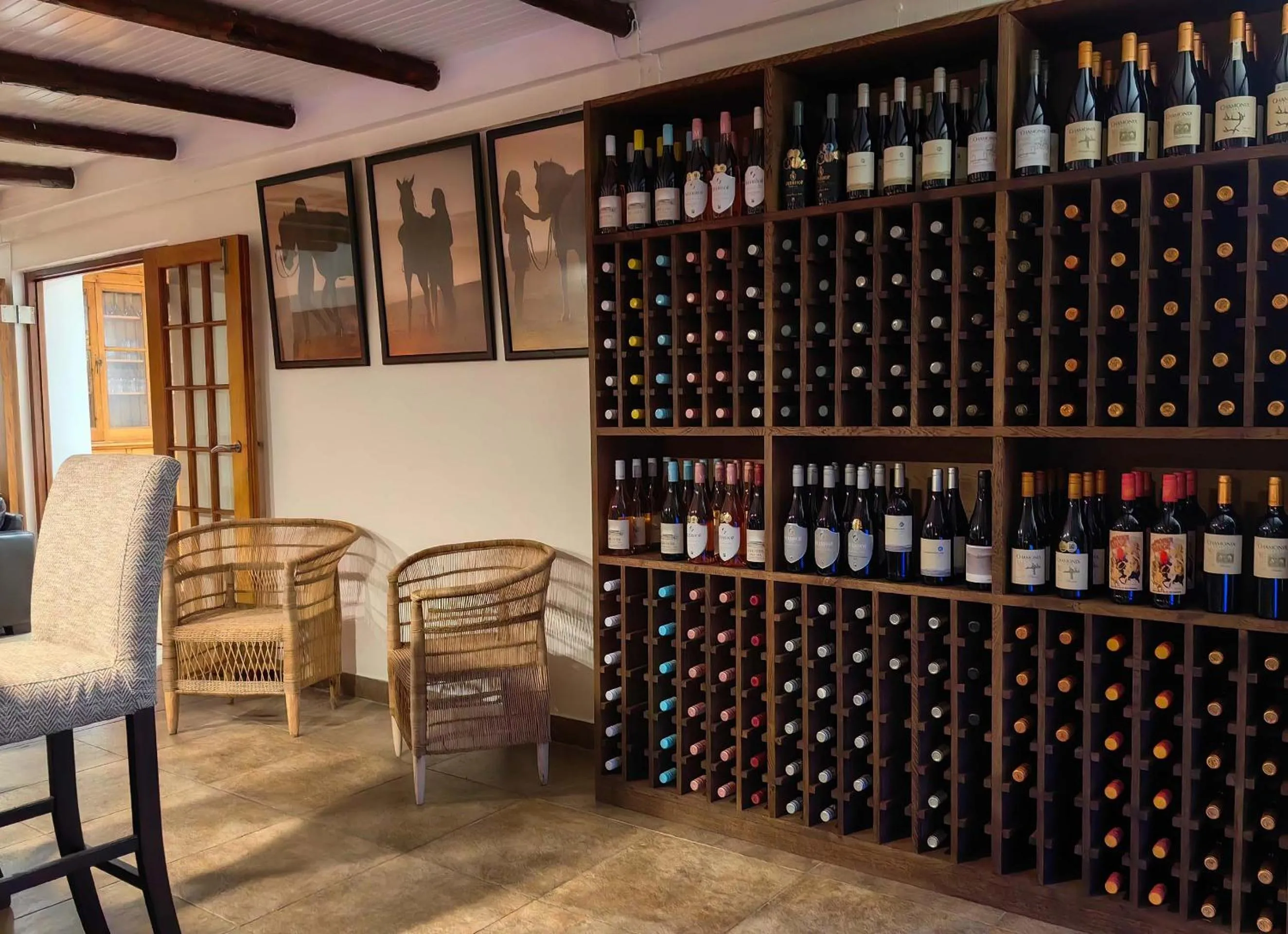 Lounge or bar in Oyster Bay Lodge