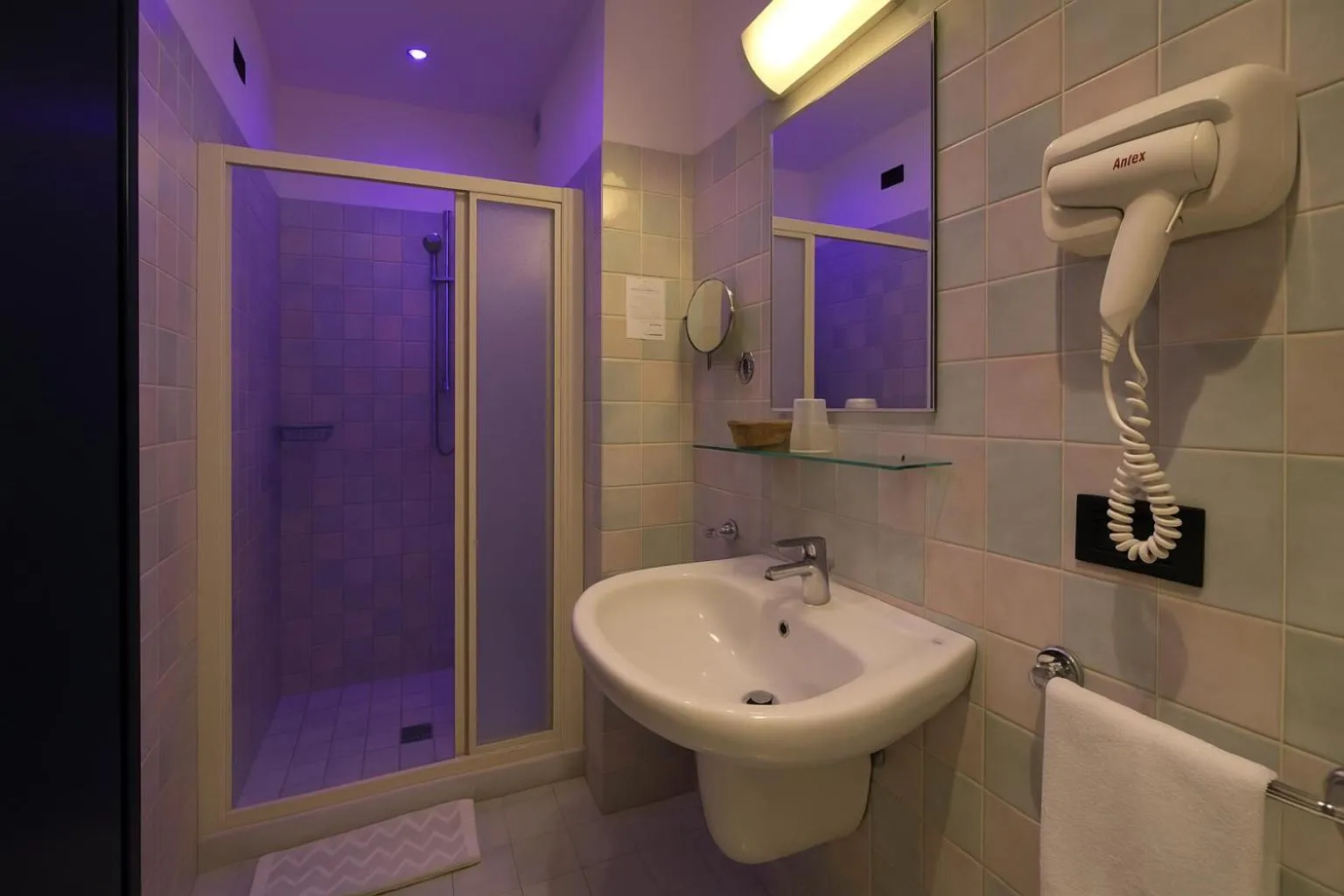 Bathroom in Hotel Ali d'Oro