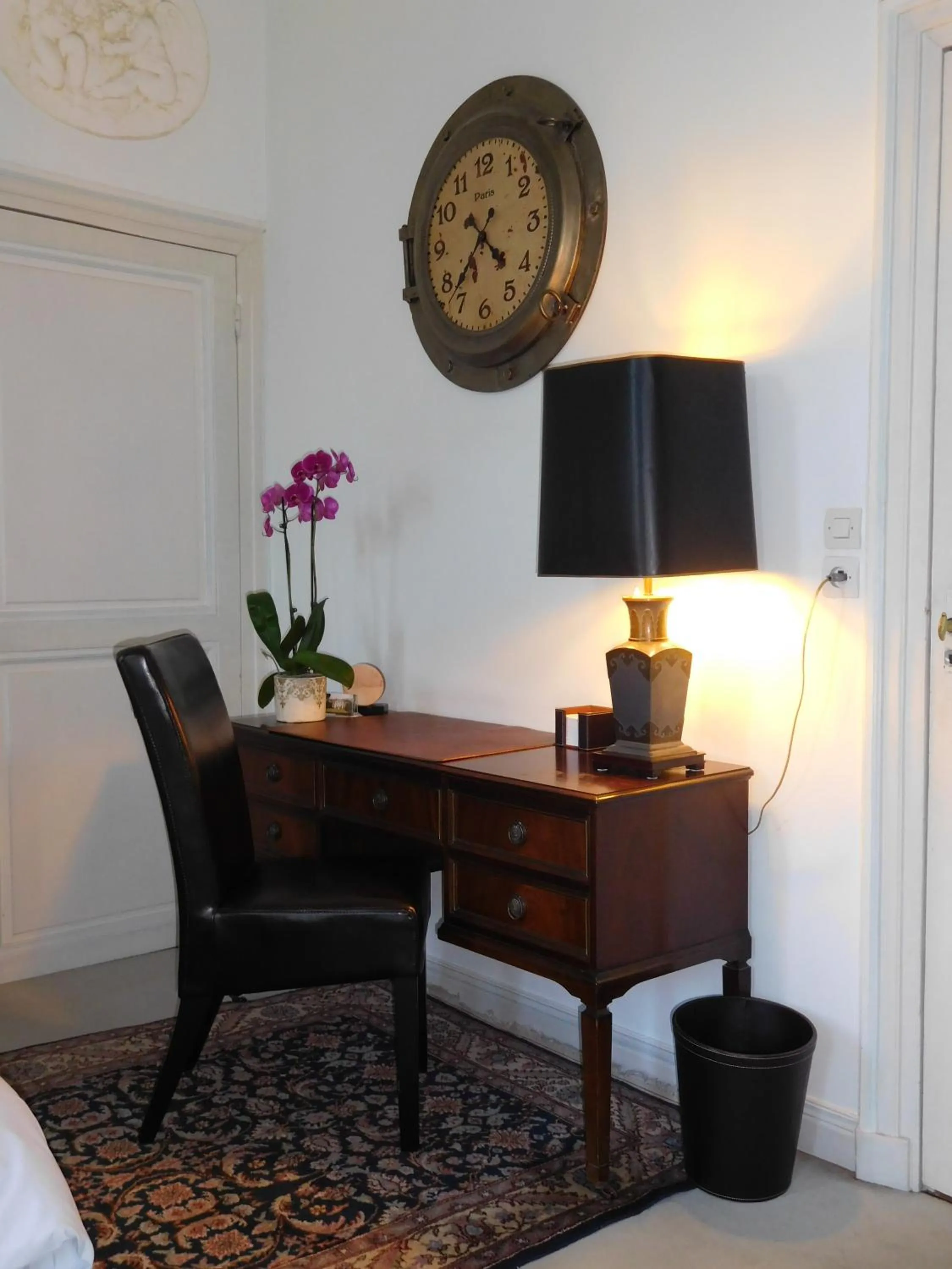 Decorative detail in Chambres d'hôtes Château de Courcelette