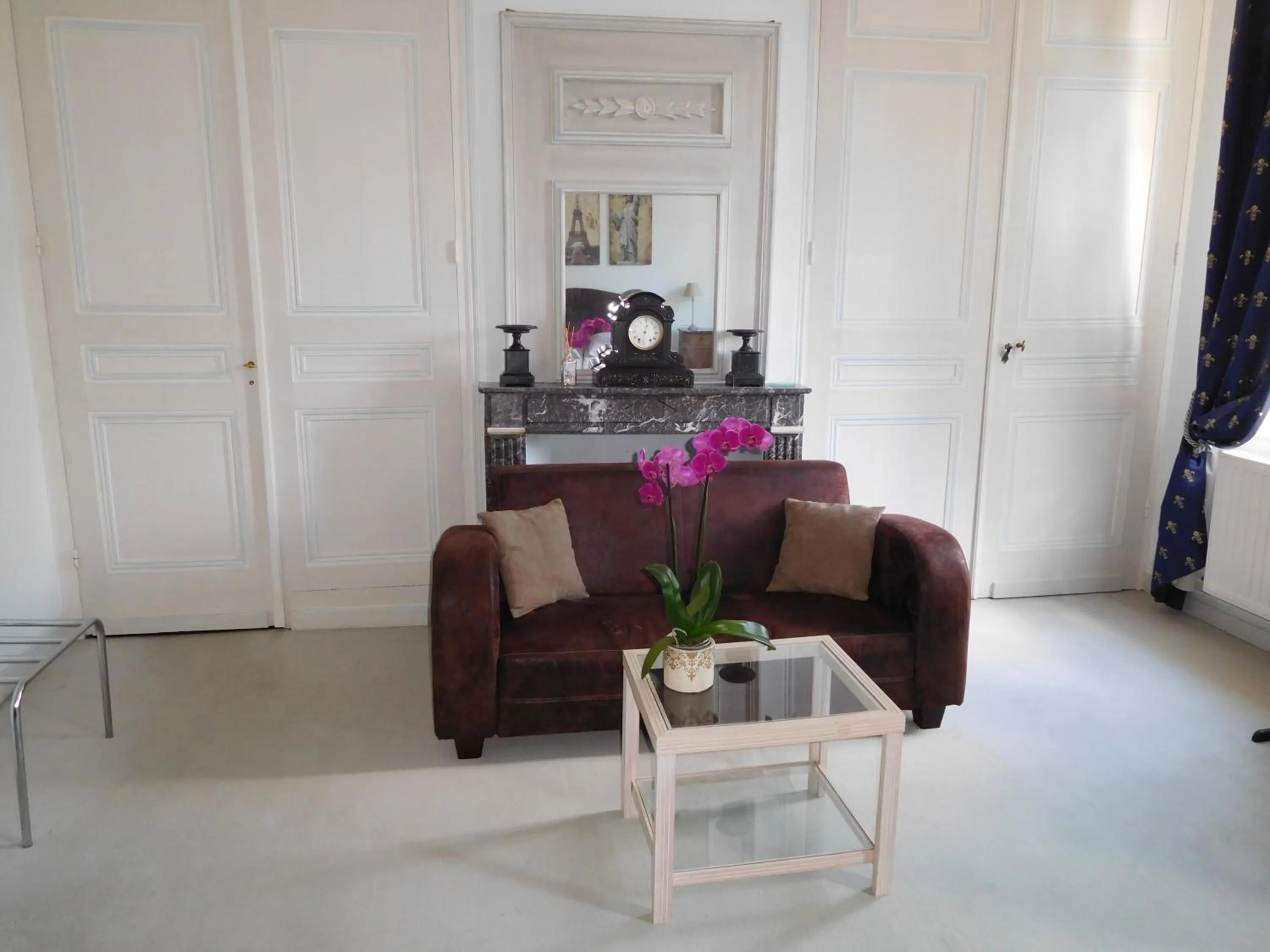 Photo of the whole room in Chambres d'hôtes Château de Courcelette