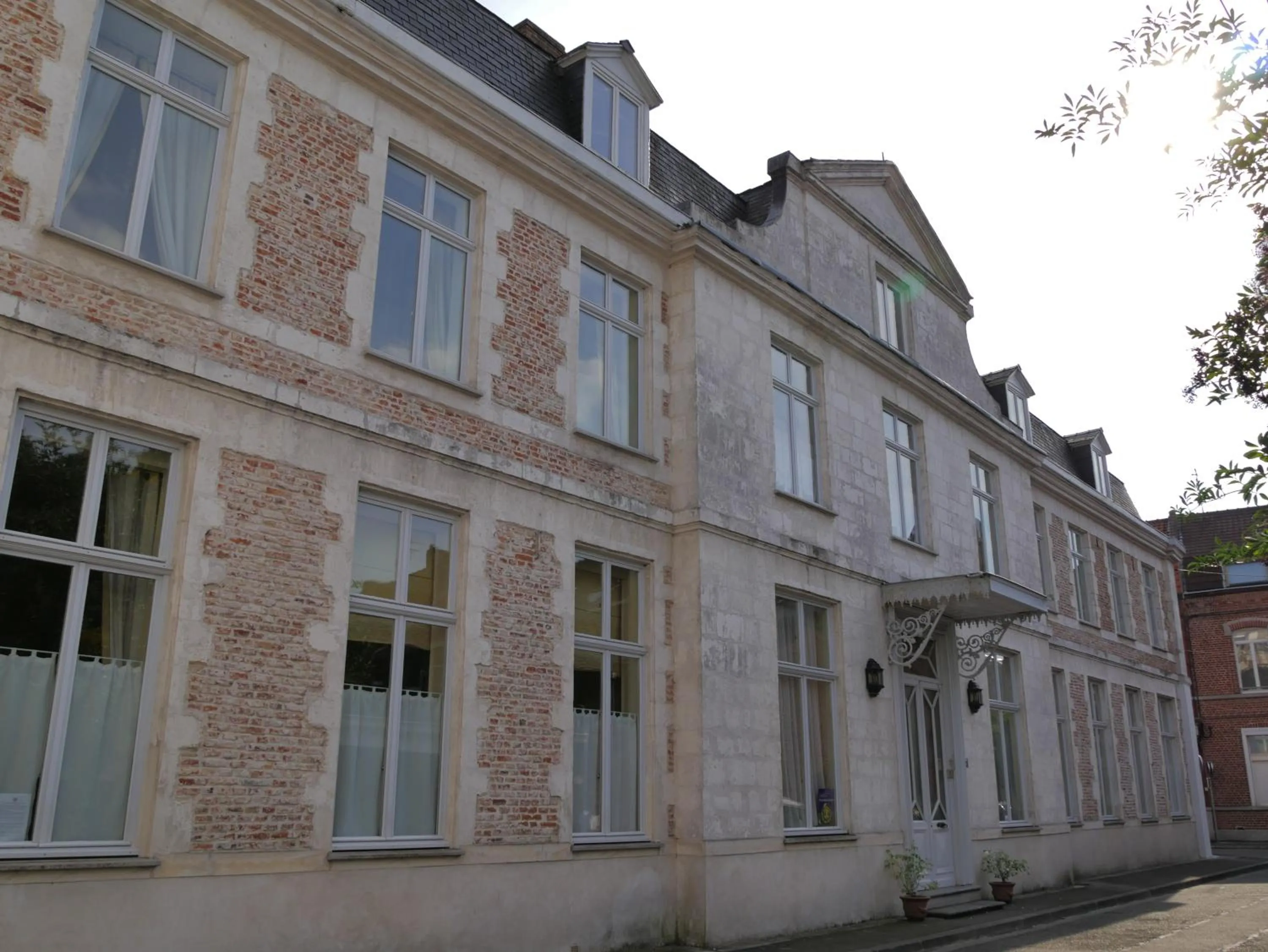 Facade/entrance in Chambres d'hôtes Château de Courcelette