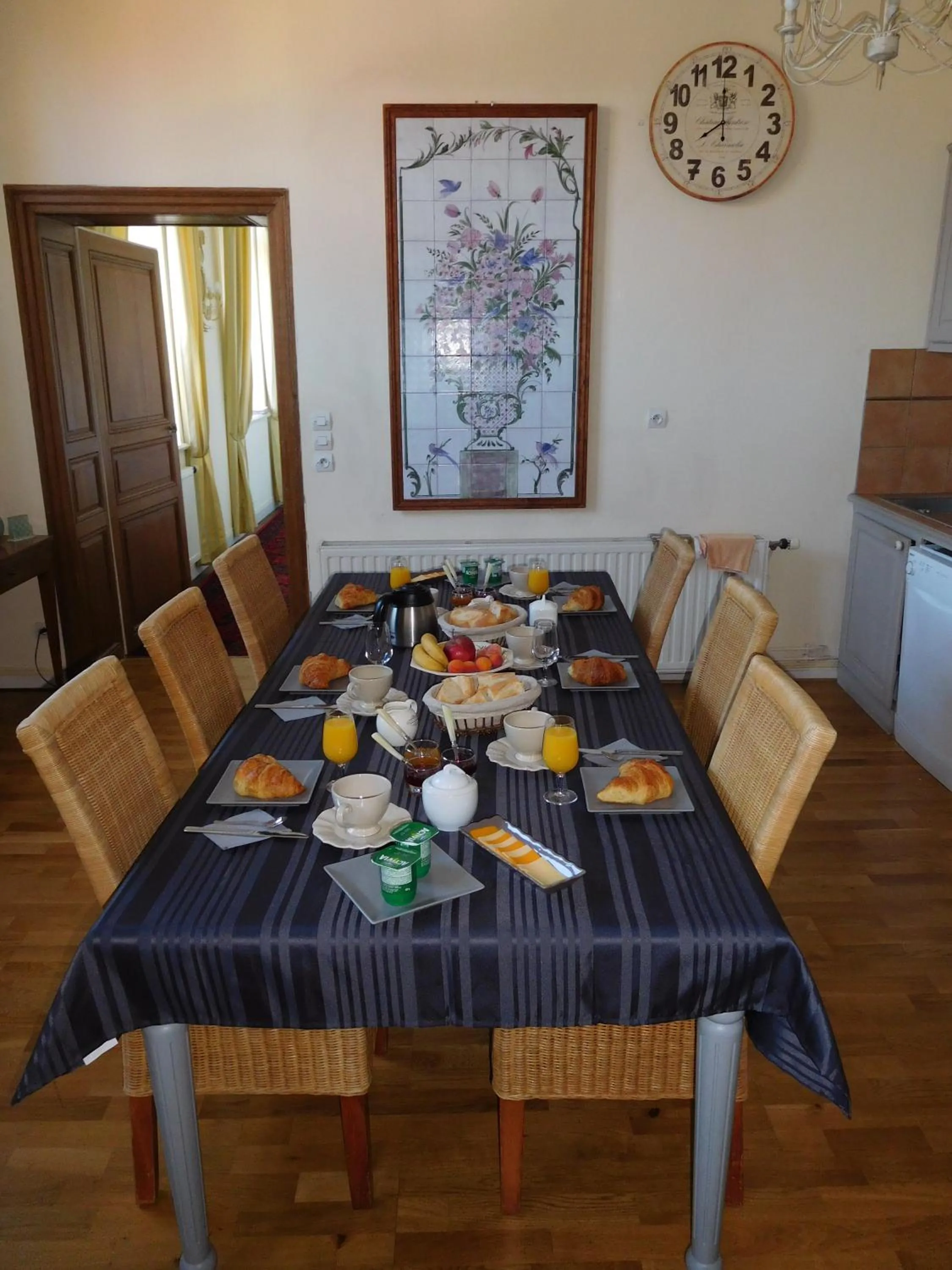 Communal kitchen in Chambres d'hôtes Château de Courcelette