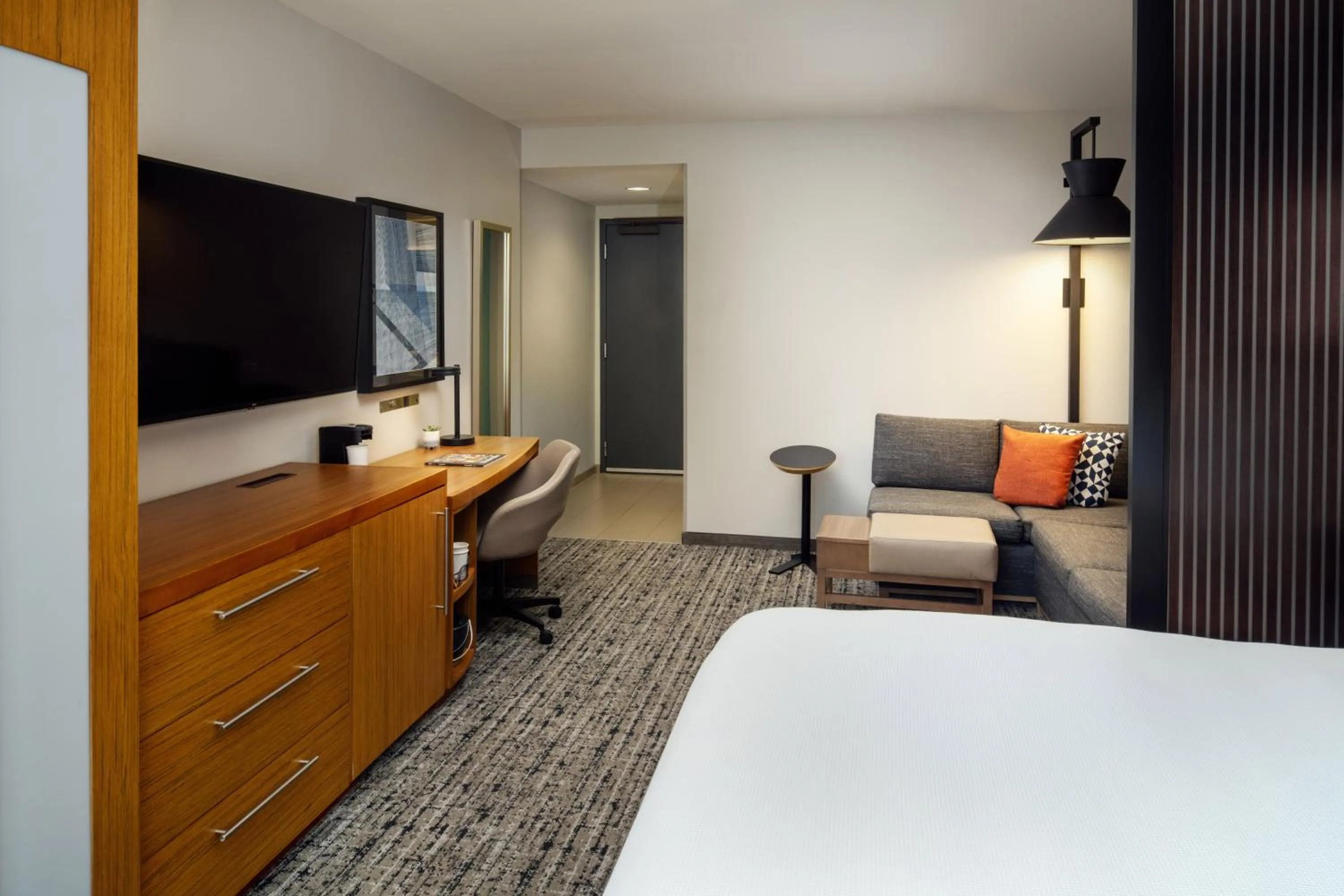 Living room, Bed in Hyatt Place Nashville Downtown