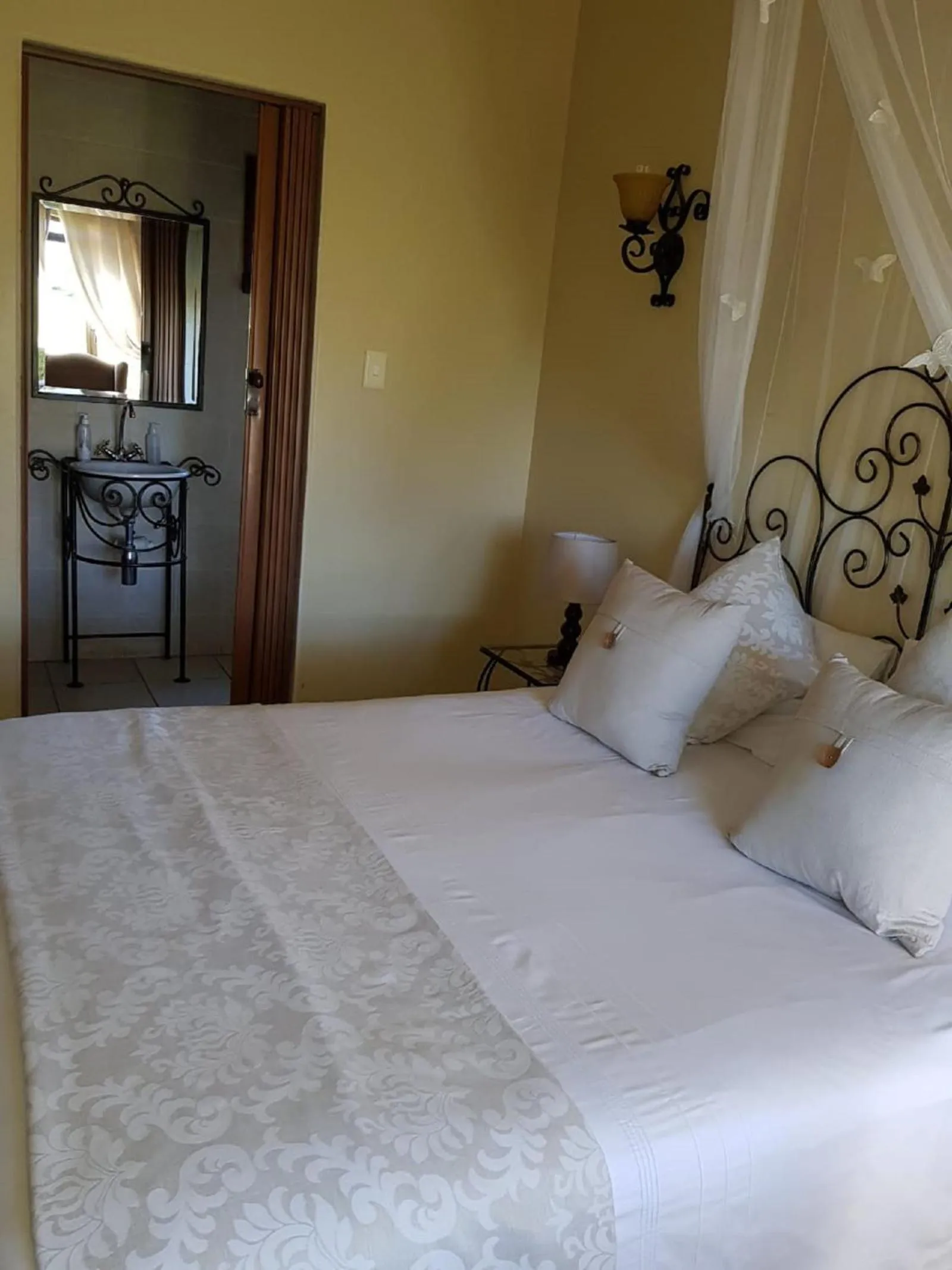 Bathroom, Bed in River Crossing