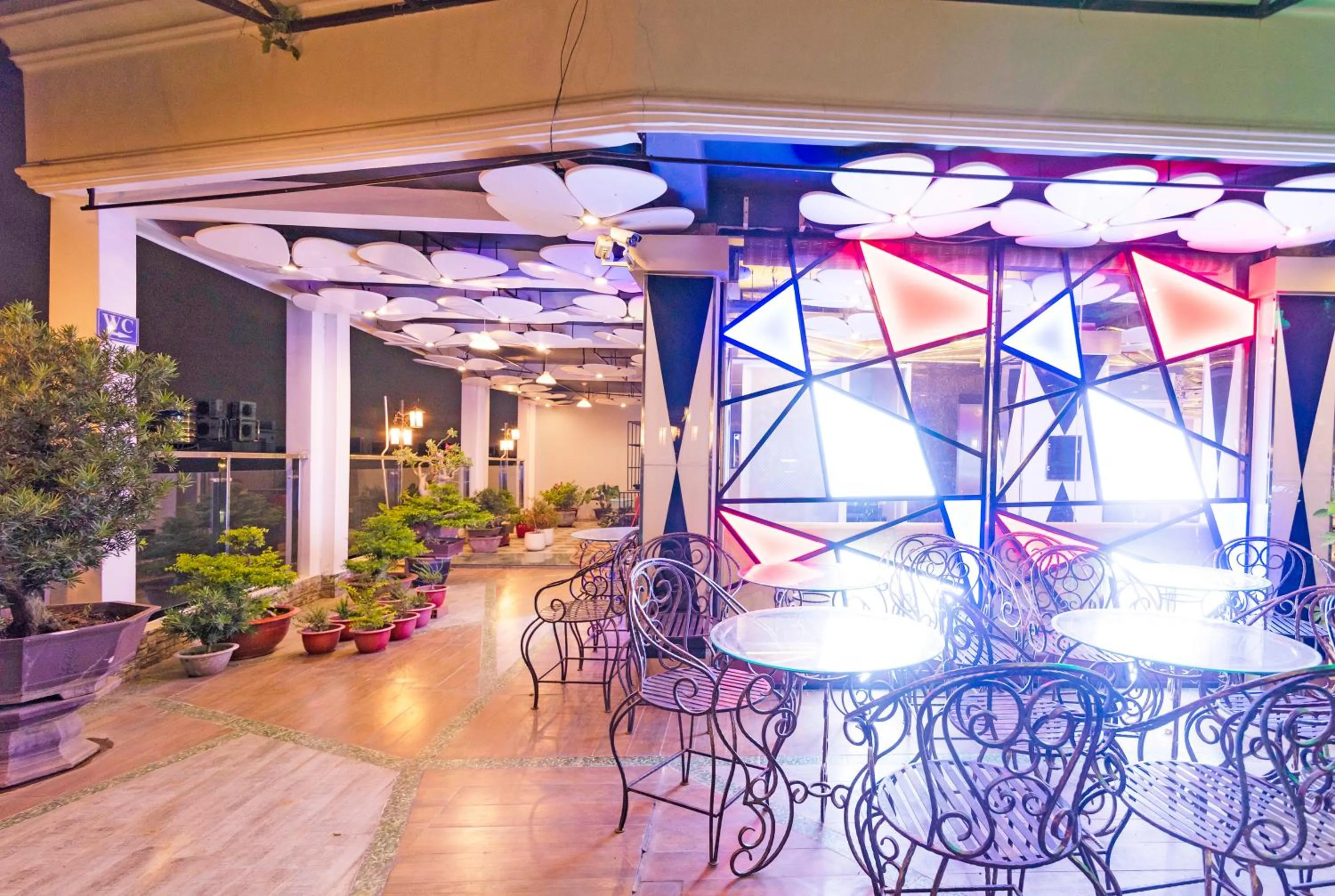 Restaurant/places to eat in Venus Hotel